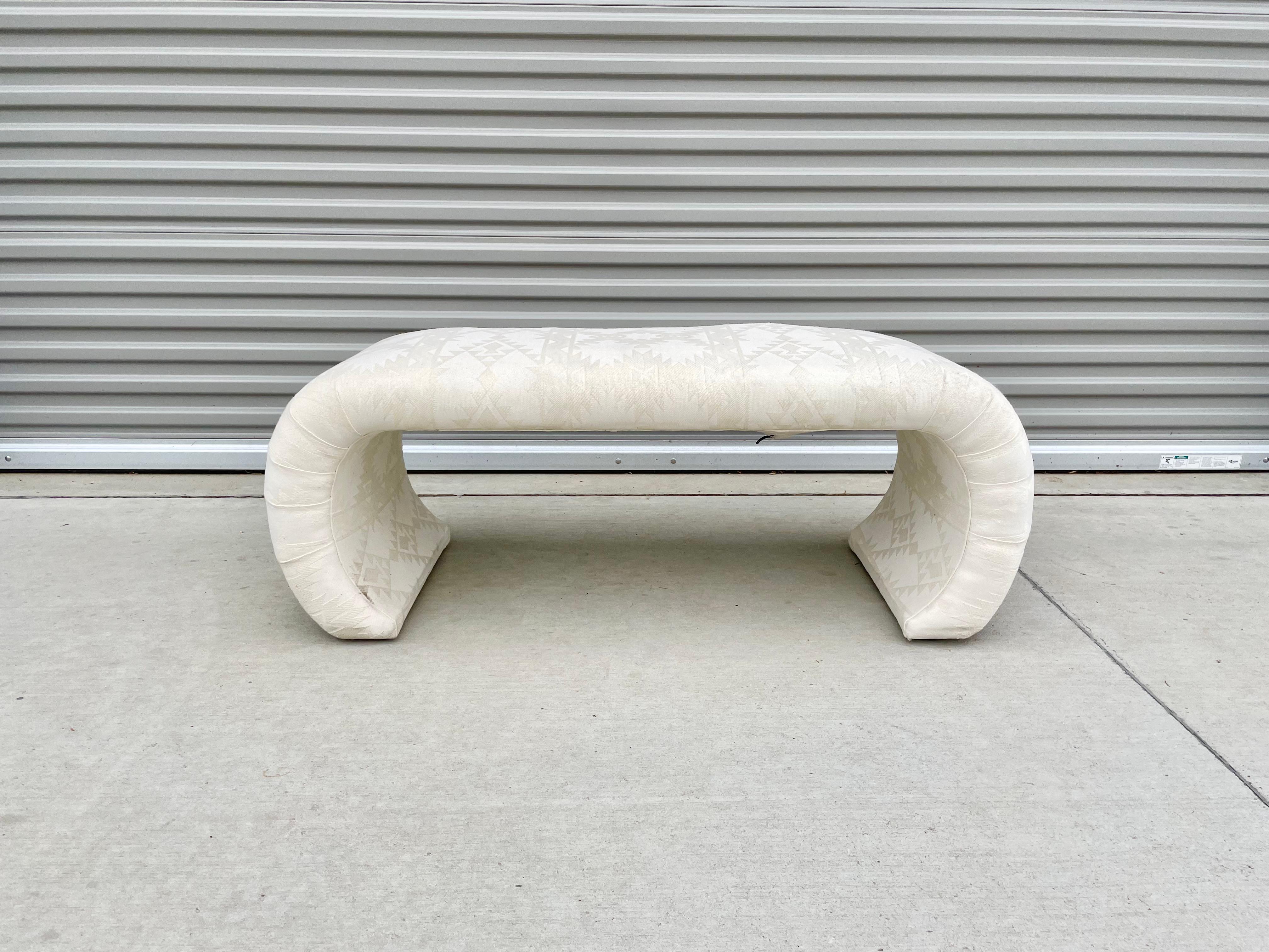 Superbe banc vintage en forme de cascade conçu par Steve Chase aux États-Unis, vers les années 1980. Ce magnifique banc présente une élégante courbe latérale qui lui confère un style unique. Grâce à sa taille et à sa polyvalence, ce banc s'adaptera