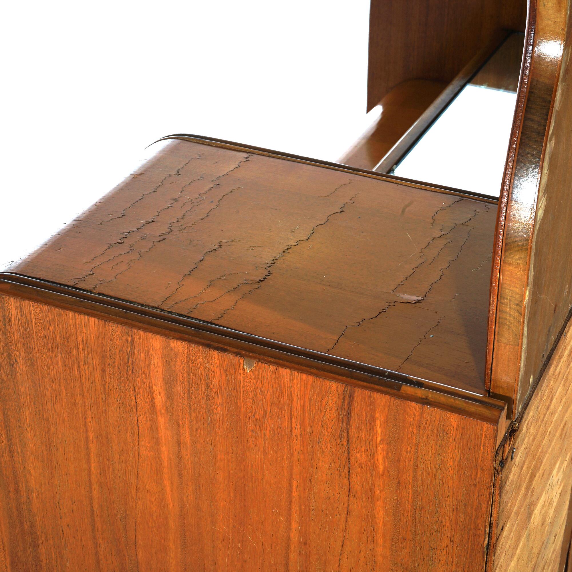 Comodino d'epoca in legno satinato intagliato a cascata con maniglie in bachelite c1940 in vendita 2