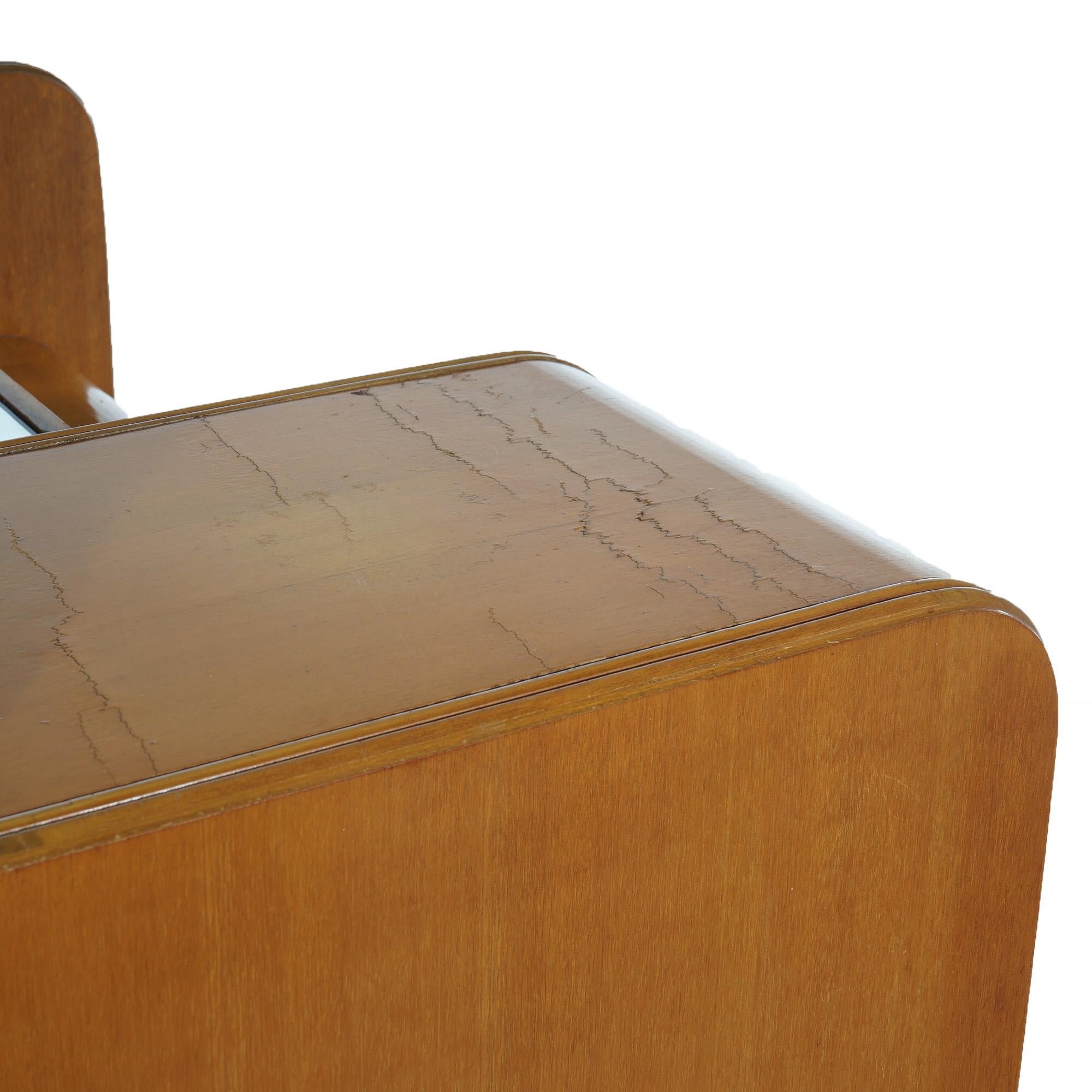 Comodino d'epoca in legno satinato intagliato a cascata con maniglie in bachelite c1940 in vendita 3