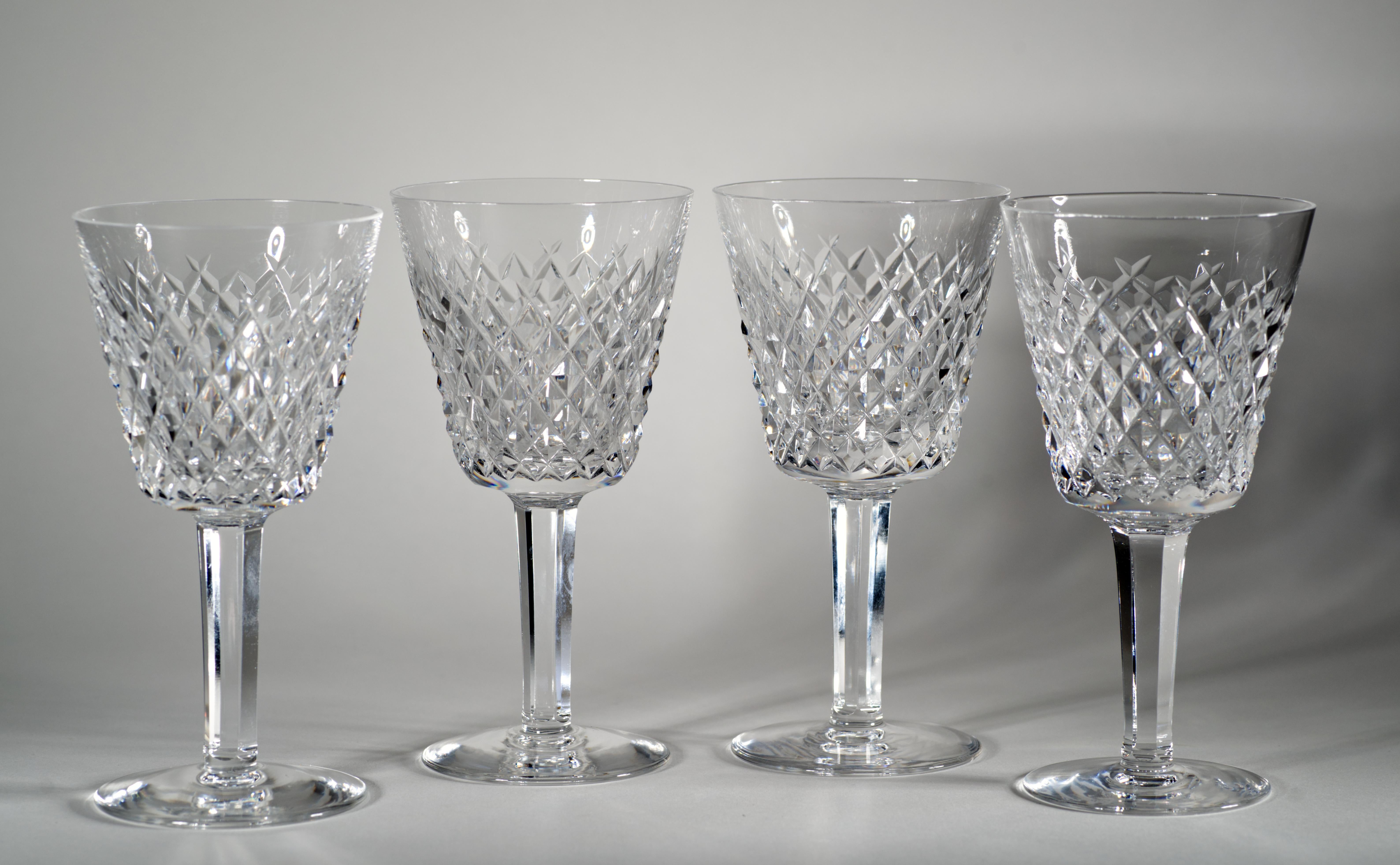  El juego de 4 copas de vino en diseño Alana está en muy buen estado vintage. El patrón Alana ya está retirado; se fabricó de 1952 a 2022. Se caracteriza por una eclosión transversal cortada con un tallo de varios lados.

Los vasos miden xx