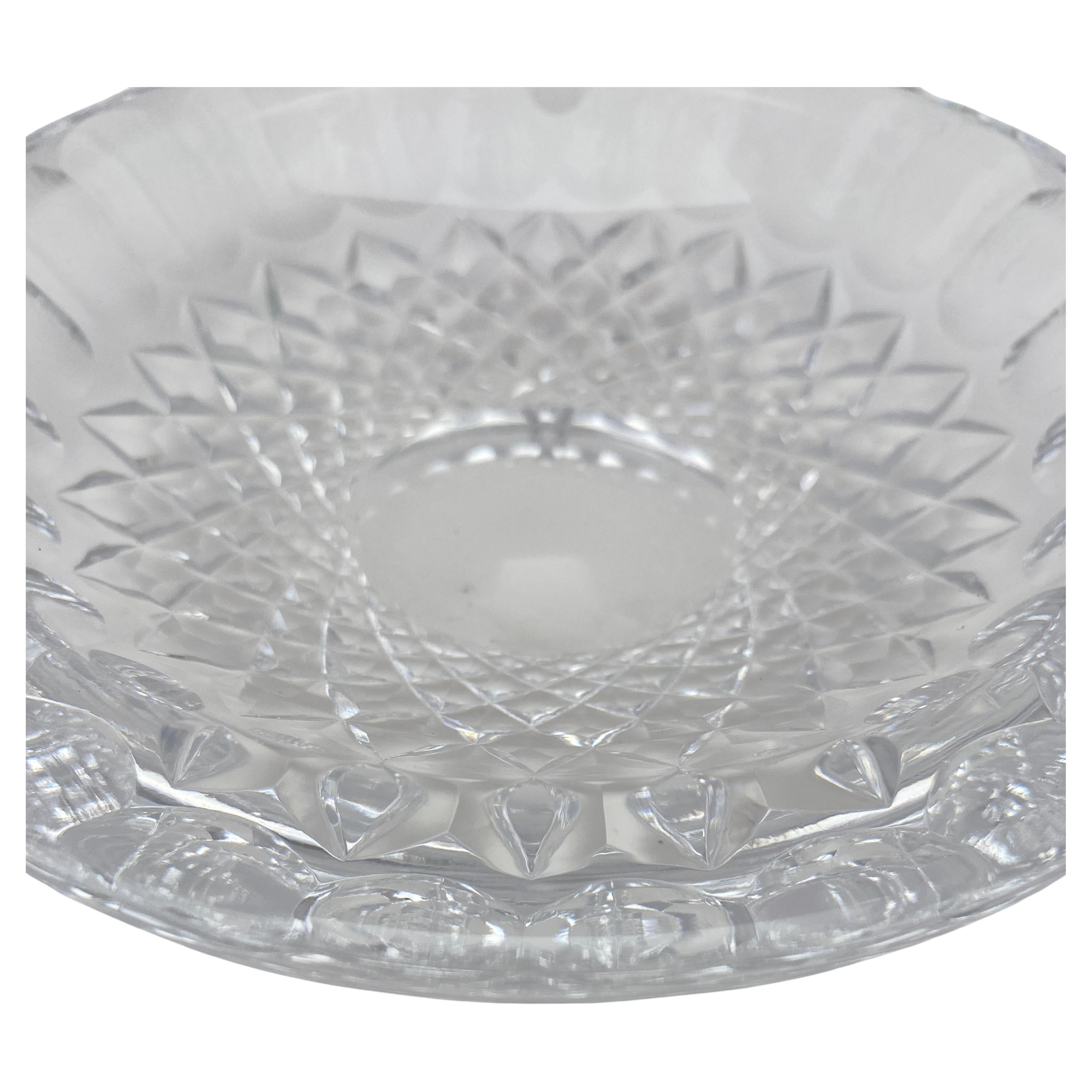 Cenicero de cristal tallado en forma de diamante de Waterford. 

Este cenicero de cristal Waterford Crystal realzará cualquier mesa, escritorio de oficina en casa, bar o mostrador. 
Medidas: 7