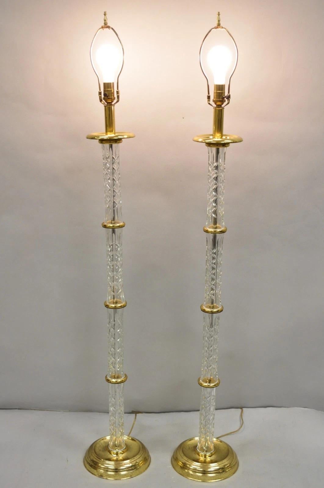 Inviaci un messaggio con il tuo codice postale per richiedere un preventivo per la spedizione negli Stati Uniti.

Lampade da terra stile impero in ottone con colonna di cristallo Waterford Crystal - una coppia. Circa alla fine del XX secolo. Misure: