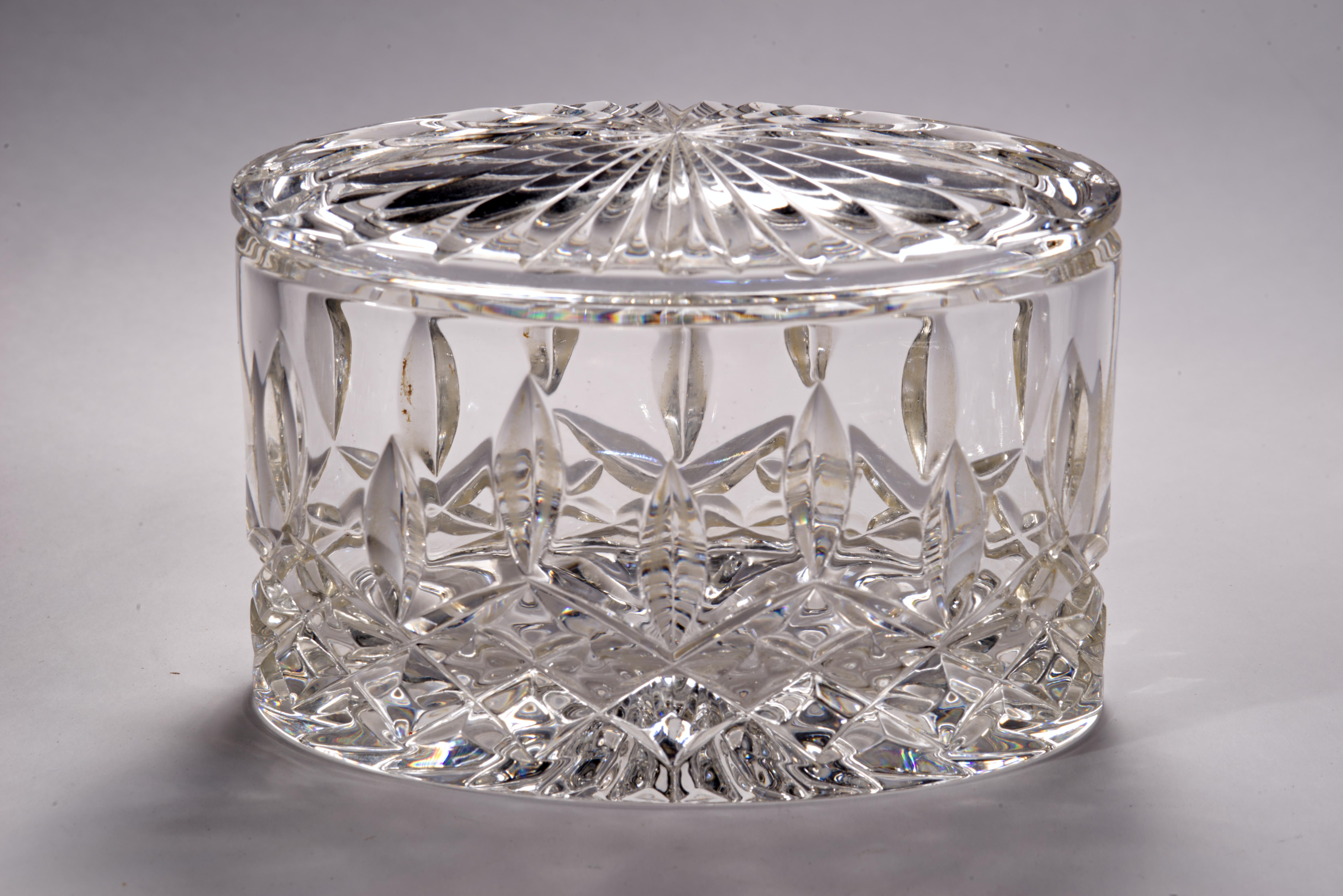 La scatola di cristallo con coperchio presenta una forma ovale allungata e una decorazione con motivo Lismore. La scatola è in ottime condizioni vintage; è firmata in incisione sul lato vicino al fondo. 

Il modello Lismore è uno dei design più
