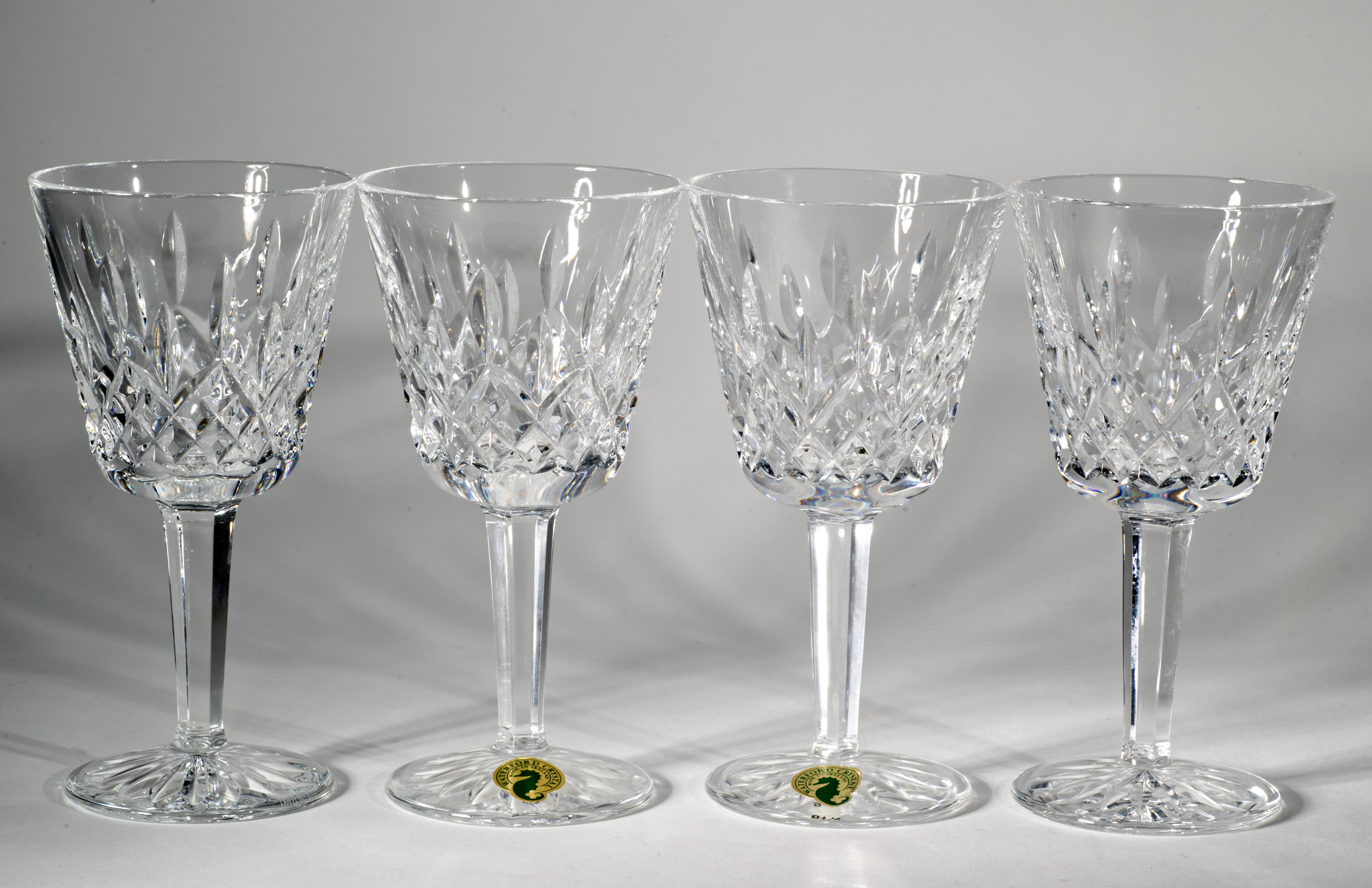  The set of 4 wine glasses in Lismore pattern is in very good vintage condition. The glasses are standing xx