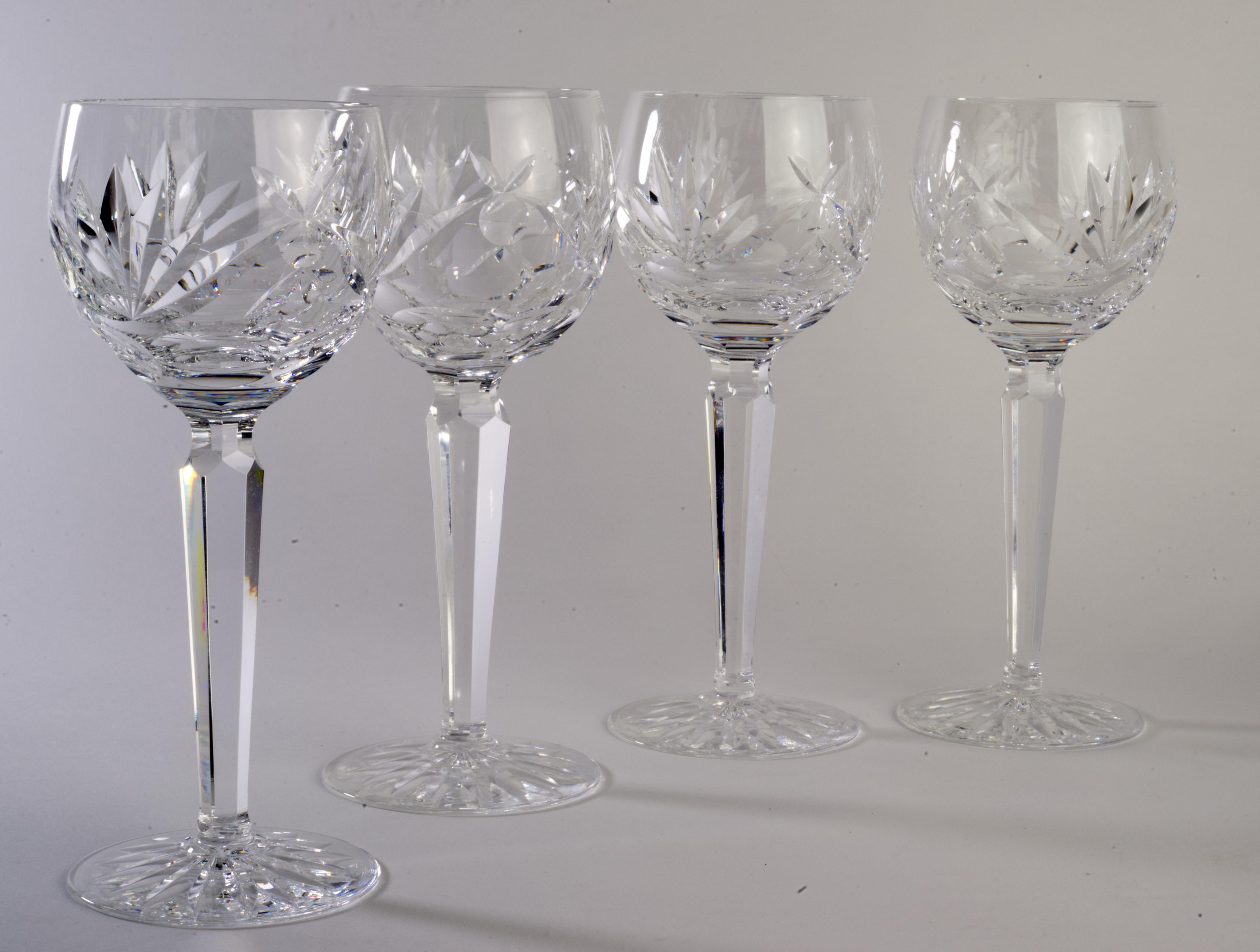  Il set vintage di 4 bicchieri da vino è stato realizzato da Waterford nel modello Ashling, con 2 set disponibili al momento dell'inserzione. Il modello Ashling è descritto da ventagli e pannelli tagliati e gambo a più lati; il modello è stato