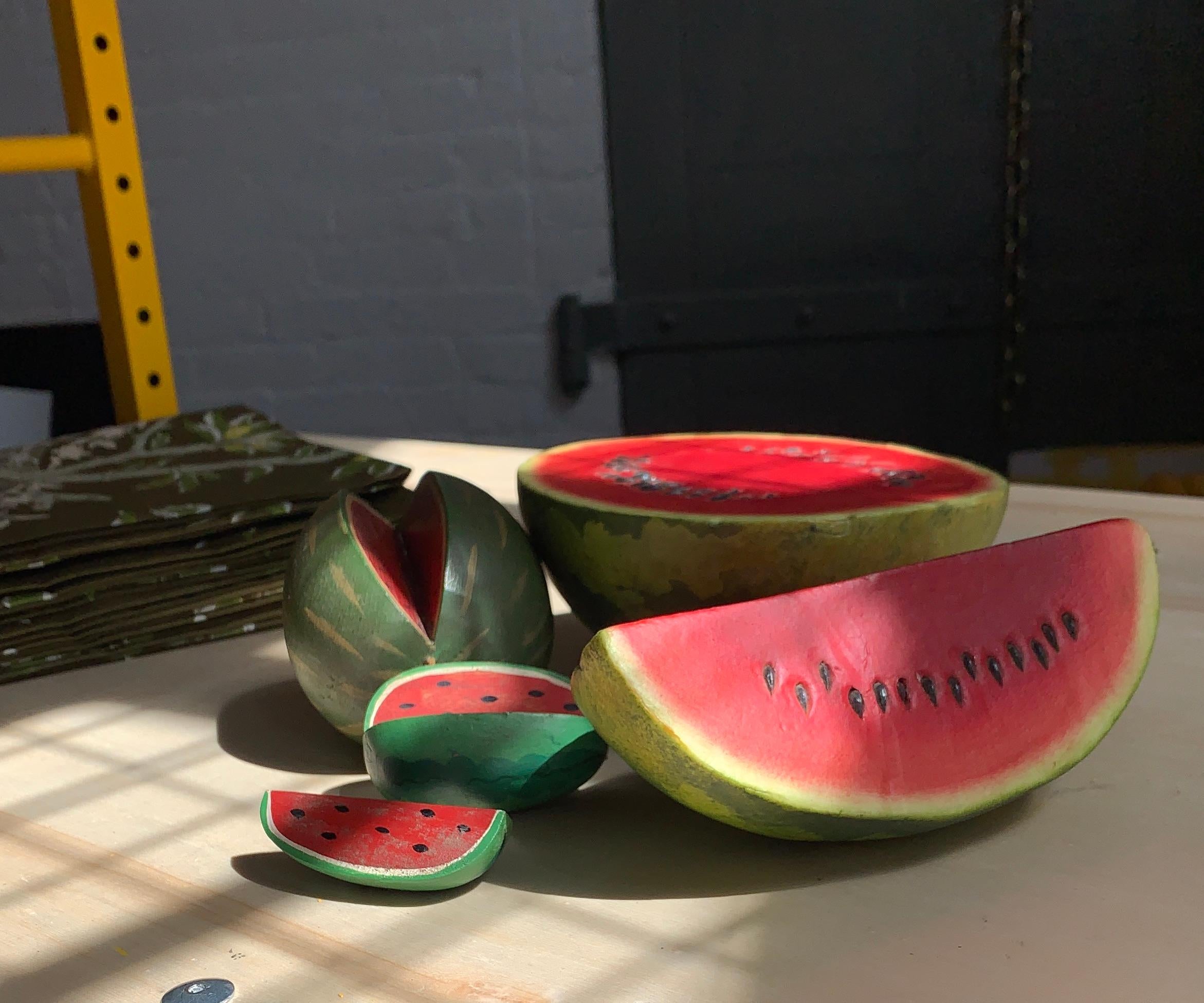 Vintage Wassermelone Hand geschnitzt Skulptur Set, Decoy Decor, Trompe L'Oeil (Holz) im Angebot
