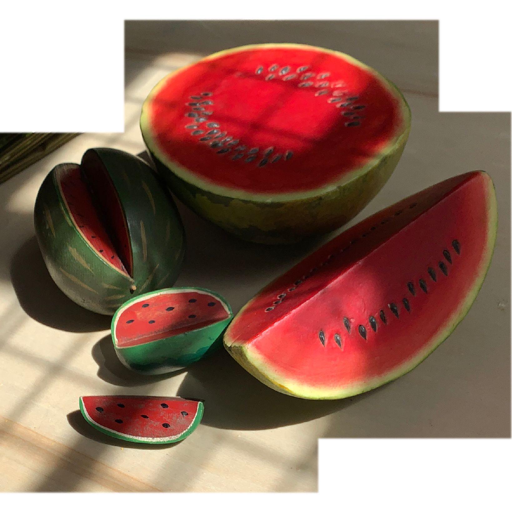 Vintage watermelon hand carved sculpture set, decoy decor, Trompe L’Oeil, hand painted melon sculptural set. Gorgeous. Signed by artist.
Largest piece measures approximate: 7