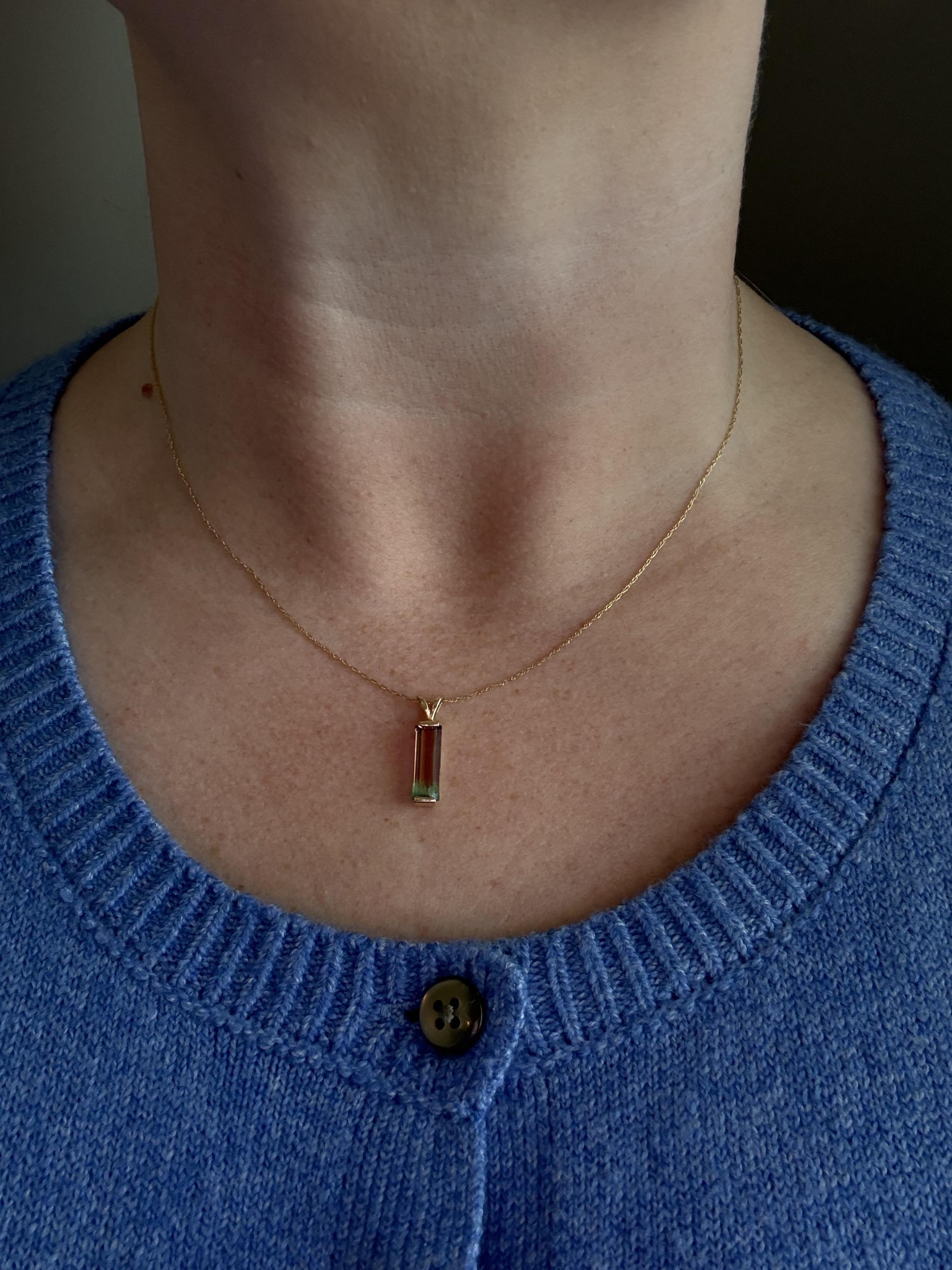 Nous adorons cette pièce simple, mais unique !

Détails du collier
Matériau : Or jaune 14K
Époque : AM Contemporary 1980 - 2010
Longueur de la chaîne : 18 pouces
Longueur de la goutte du pendentif : 3/4 de pouce
Largeur du pendentif : 5mm
Poids :