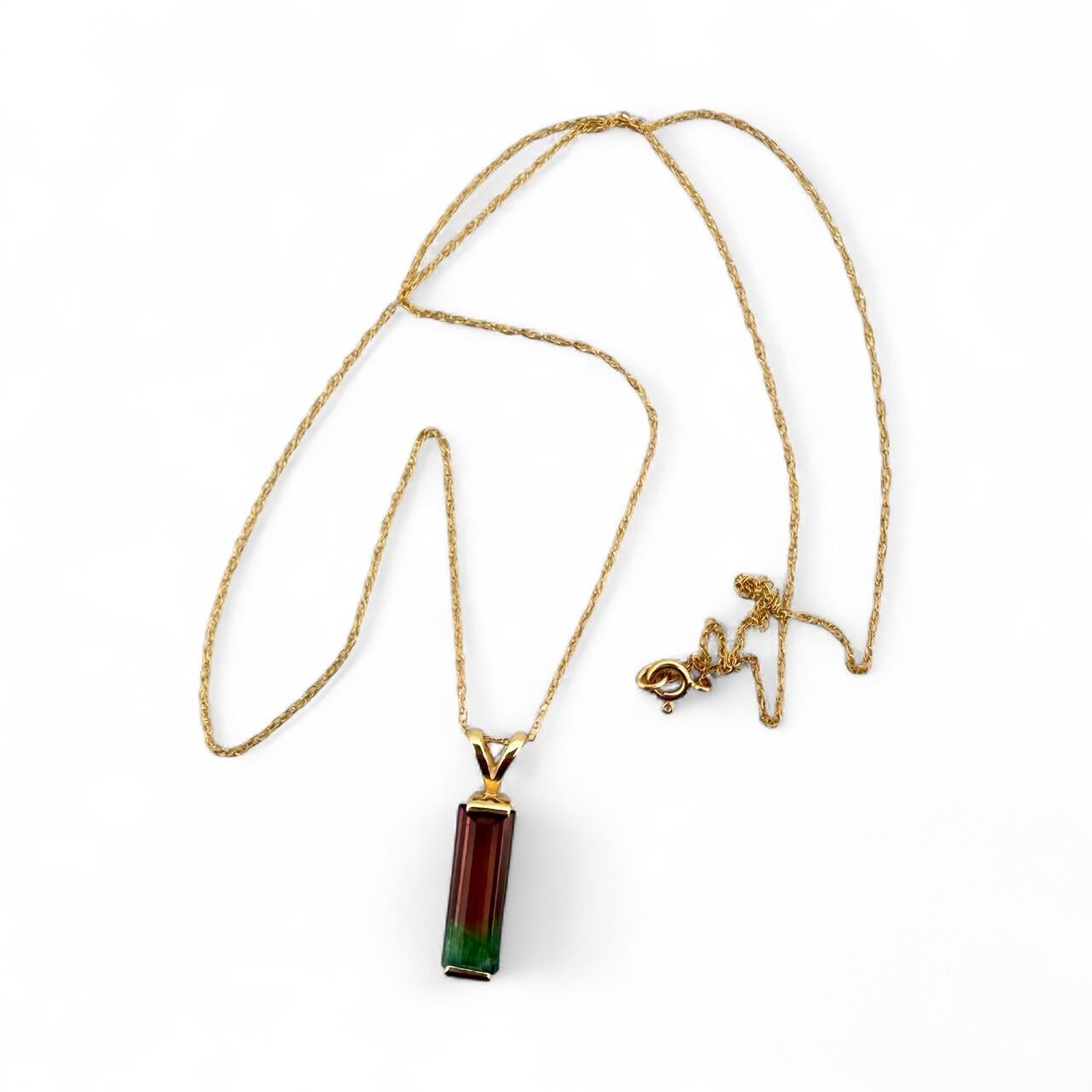 Contemporain Collier vintage avec pendentif et chaîne en tourmaline melon d'eau en vente