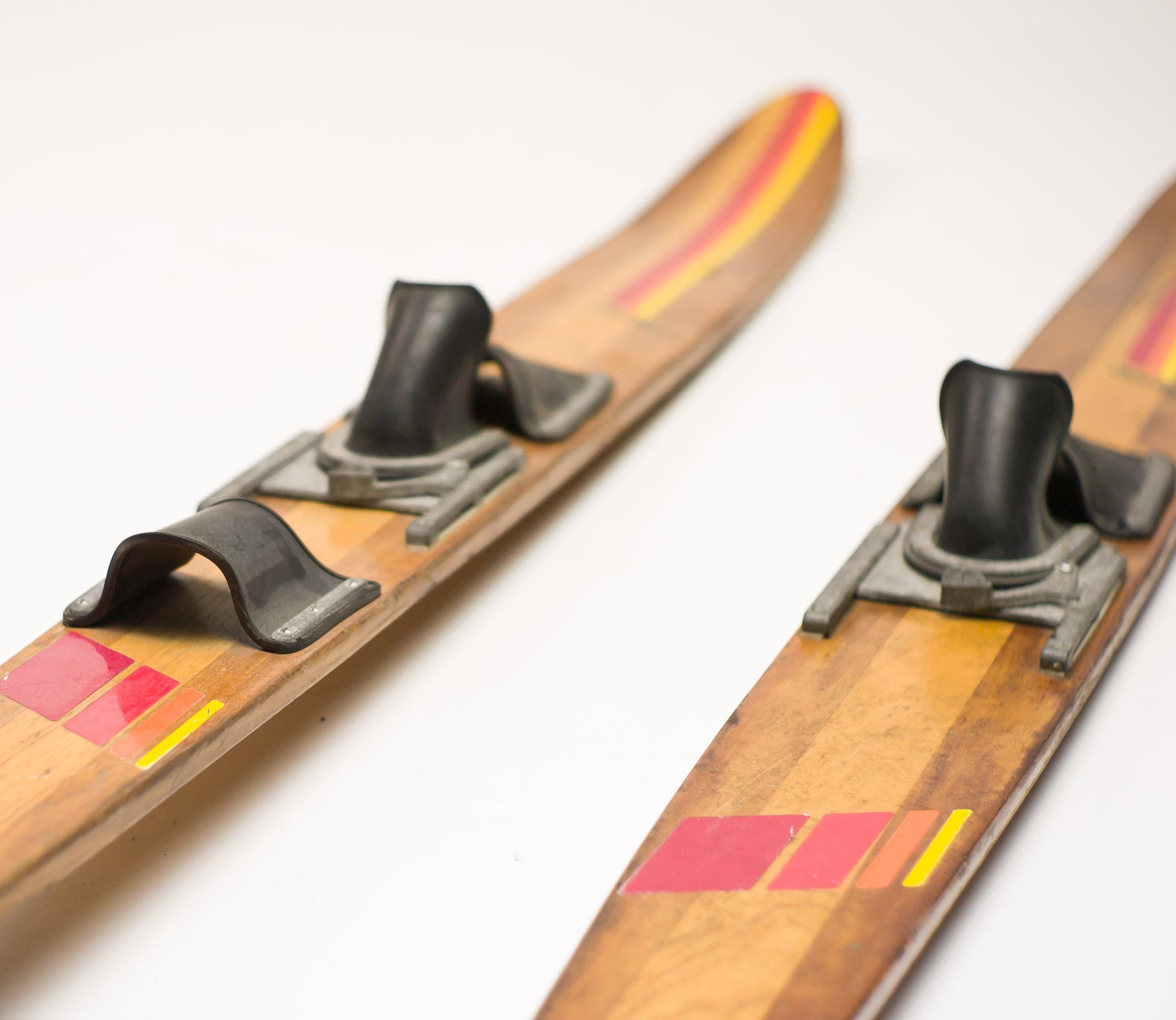 Un pezzo notevole della storia dello sci nautico americano. Questo paio di sci d'acqua vintage apparteneva a Dick Pope Jr., leggendario atleta campione del mondo e figlio del fondatore di Cypress Gardens Dick Pope Sr..  Noto per le sue performance