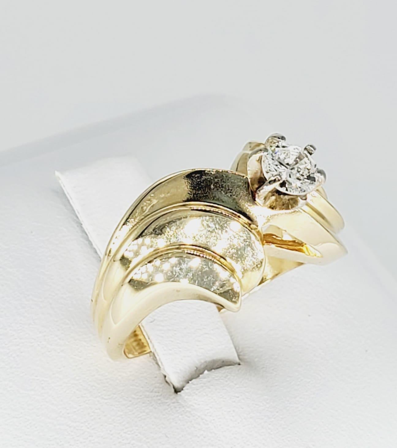 Anillo vintage de oro de 14k con centro de diamante ondulado de 0,30 quilates. El diamante que aparece es de aproximadamente 0,30 quilates, G/SI y pesa 7,2 gramos de oro amarillo macizo de 14 quilates. El anillo es de la talla 7 y es tallable.