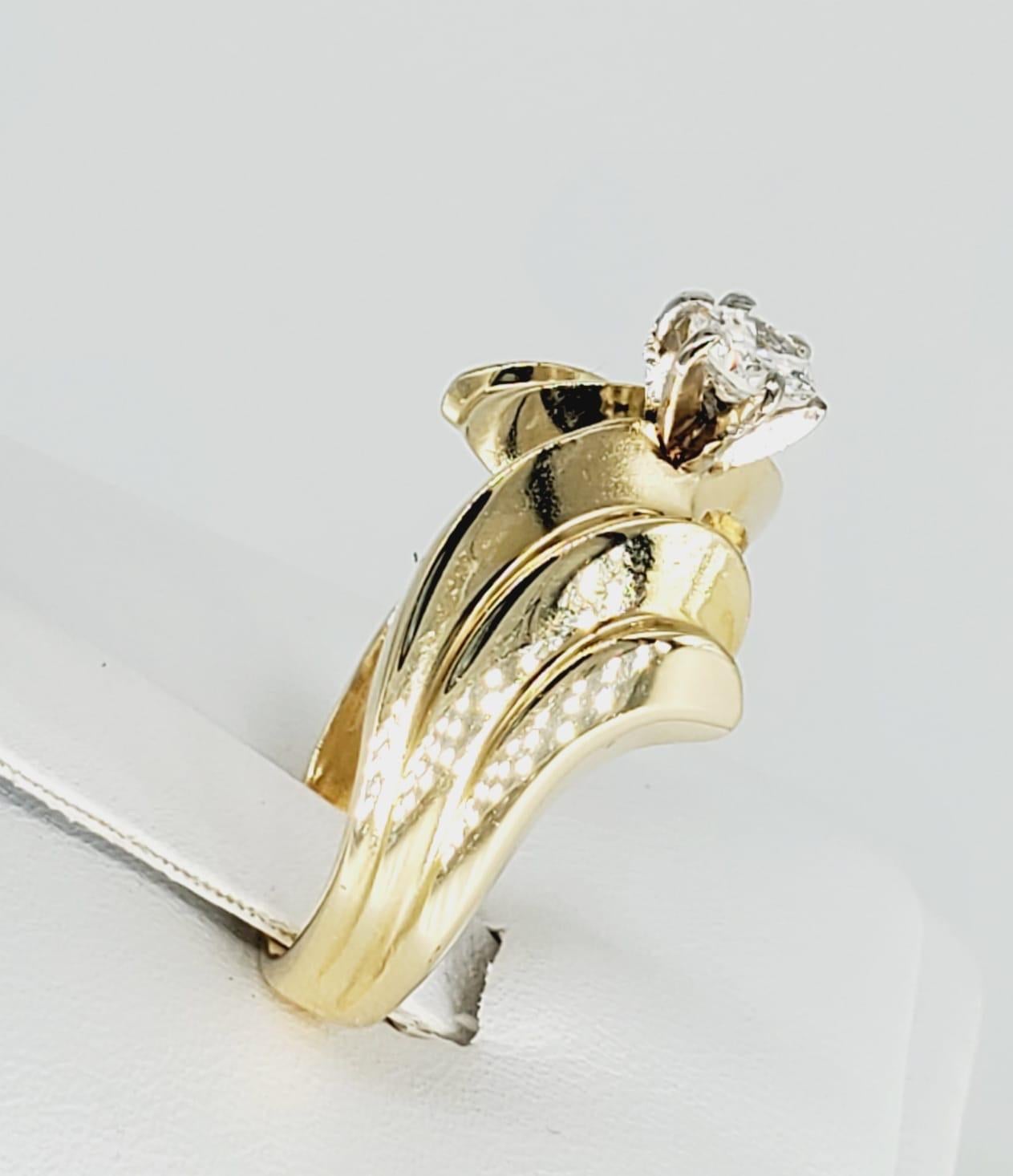 Anillo vintage de oro de 14 quilates con centro de diamante ondulado de 0,30 quilates en Excelente estado para la venta en Miami, FL