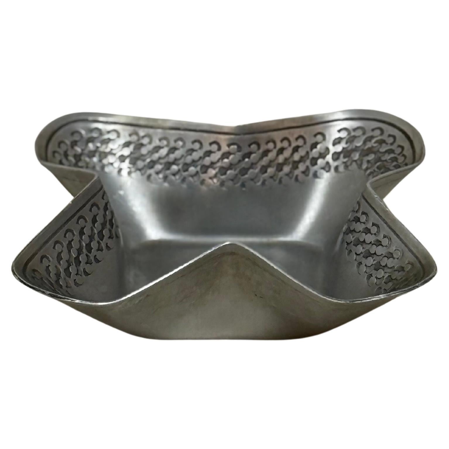 This unique wavy-shaped pewter bowl from the 1960s showcases classic Norwegian craftsmanship. Its elegant design and timeless aesthetic make it a perfect addition to any collection or as a decorative piece.