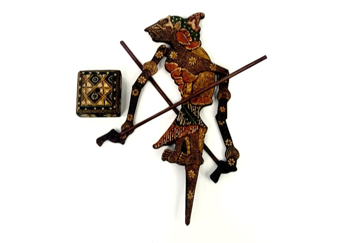 Vintage Wayang Kulit Indonesian Shadow Puppet With Stand en vente 7