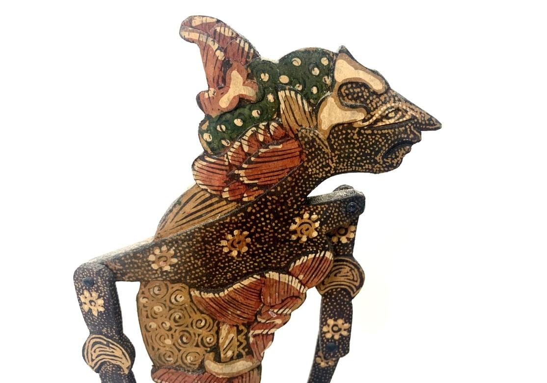 Indonésien Vintage Wayang Kulit Indonesian Shadow Puppet With Stand en vente