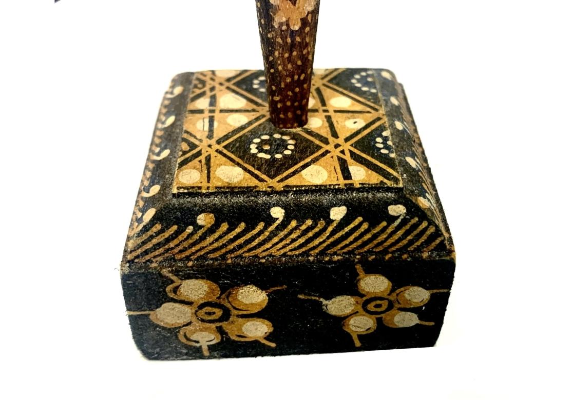 Vintage Wayang Kulit Indonesian Shadow Puppet With Stand Bon état - En vente à Bridgeport, CT