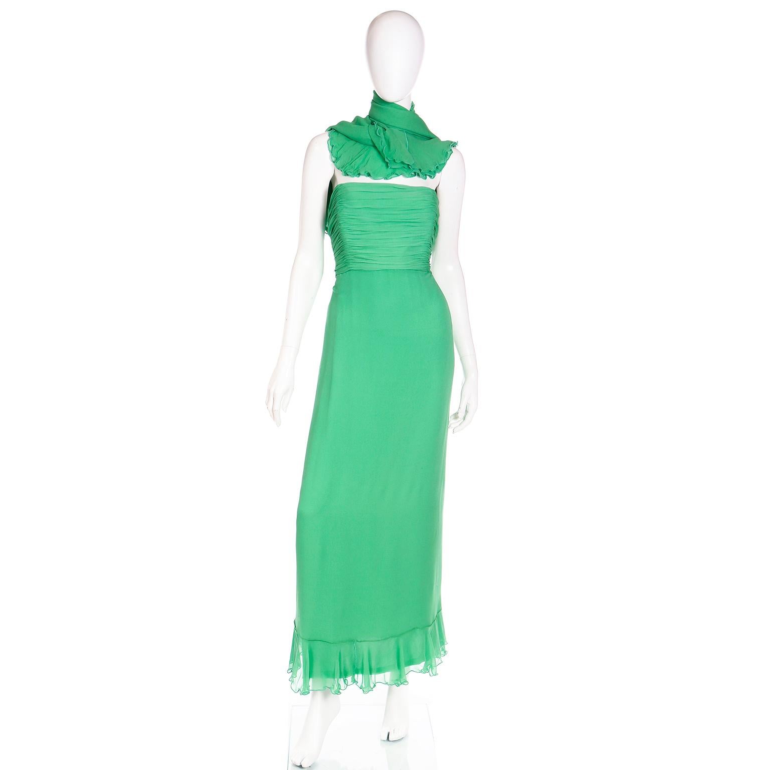 Trägerloses Vintage-Abendkleid aus grünem Seidenchiffon von Wayne Clark mit Wickelschal im Angebot 1