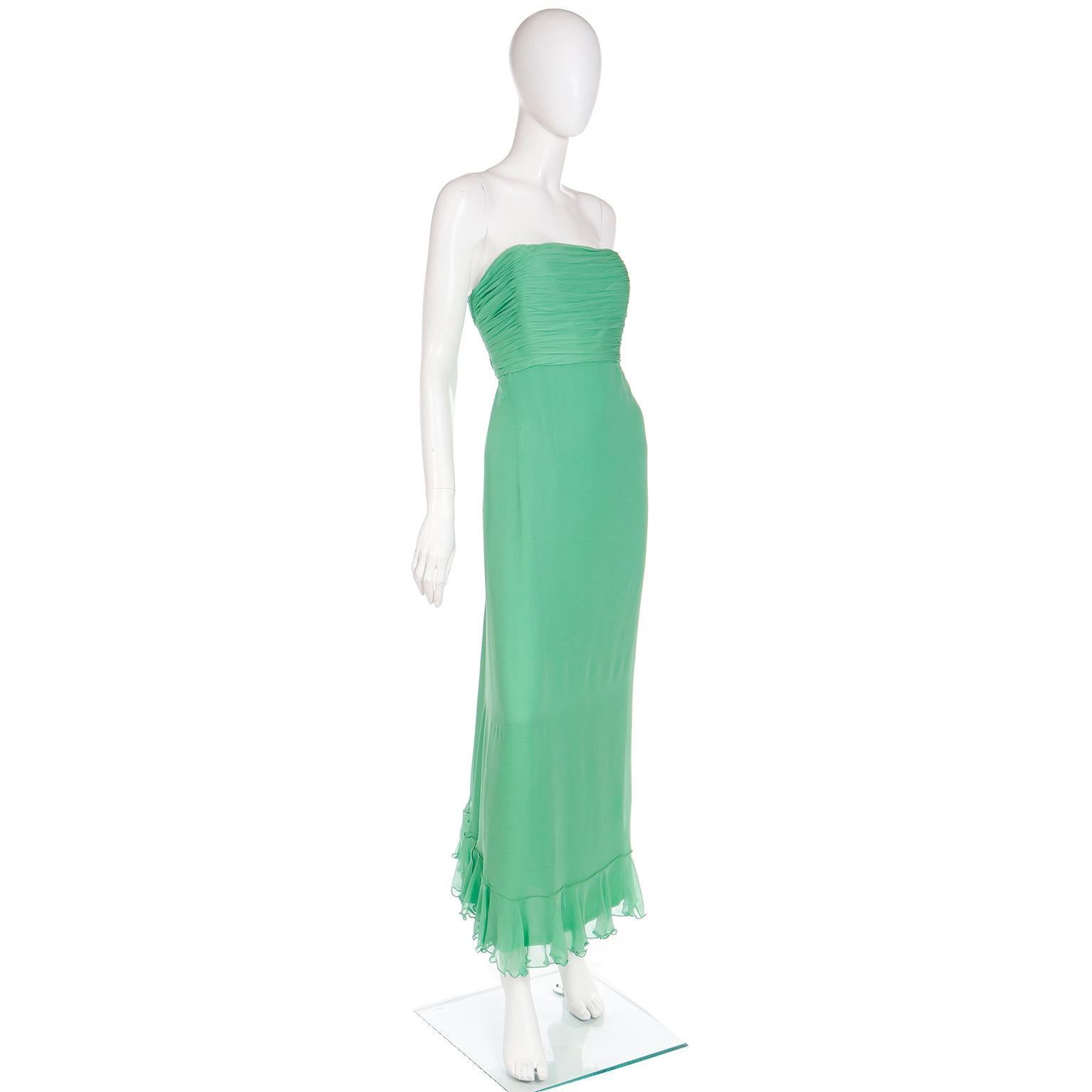 Trägerloses Vintage-Abendkleid aus grünem Seidenchiffon von Wayne Clark mit Wickelschal im Angebot 2