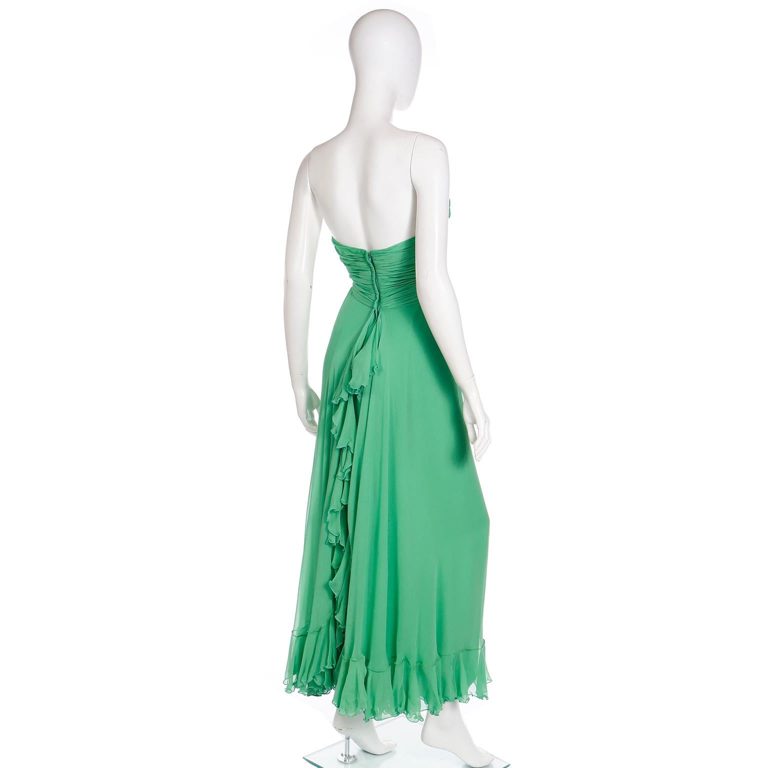 Trägerloses Vintage-Abendkleid aus grünem Seidenchiffon von Wayne Clark mit Wickelschal im Angebot 3
