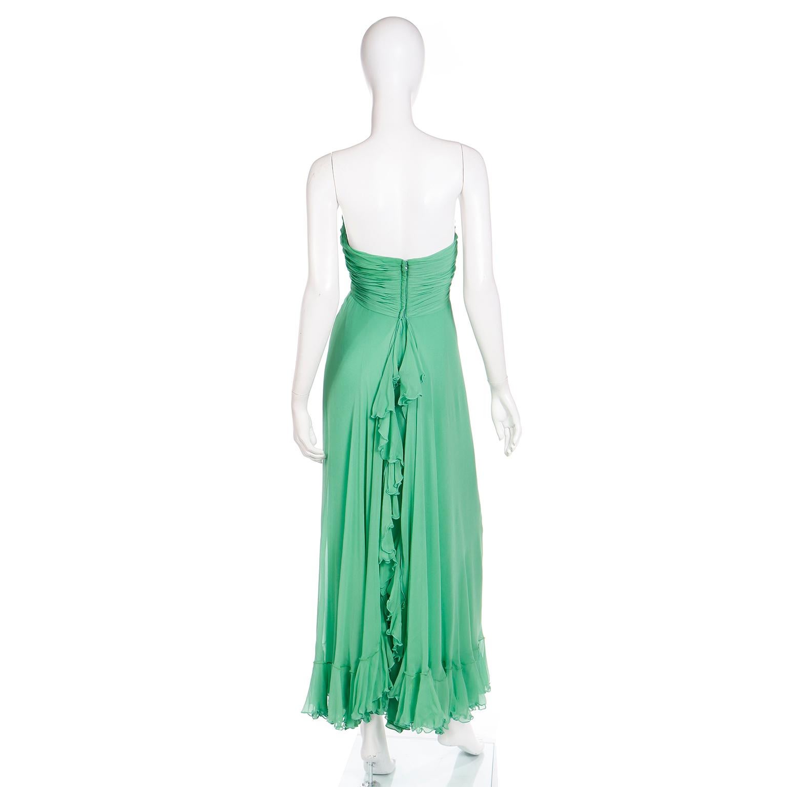 Trägerloses Vintage-Abendkleid aus grünem Seidenchiffon von Wayne Clark mit Wickelschal im Angebot 4