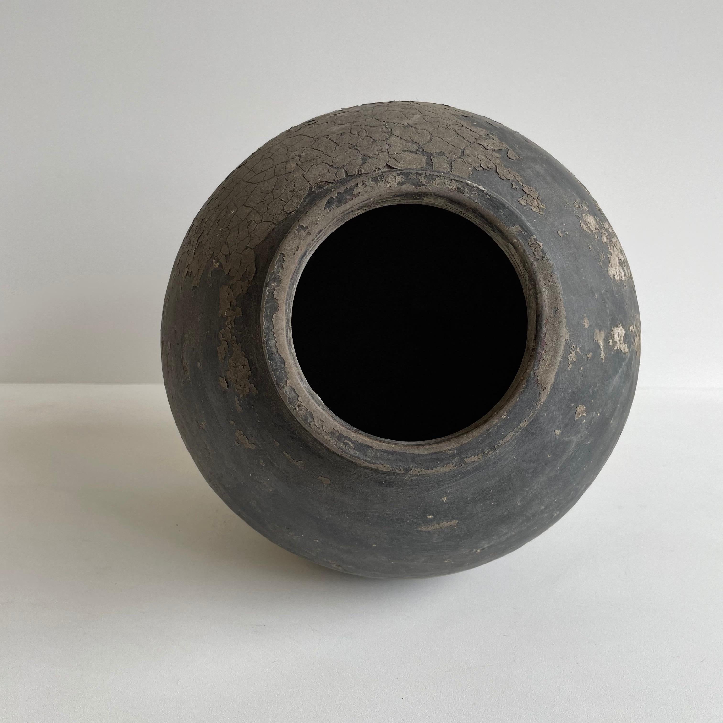 Asiatique Vase vintage en poterie d'argile noire altérée par les intempéries