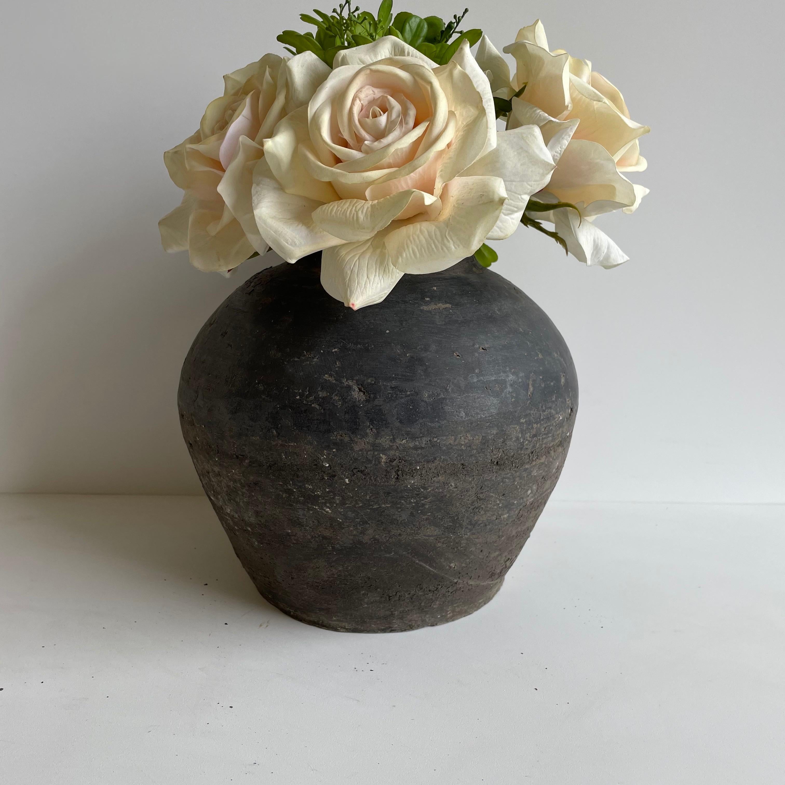 20ième siècle Vase vintage en poterie d'argile noire altérée par les intempéries