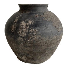 Vase vintage en poterie d'argile noire altérée par les intempéries