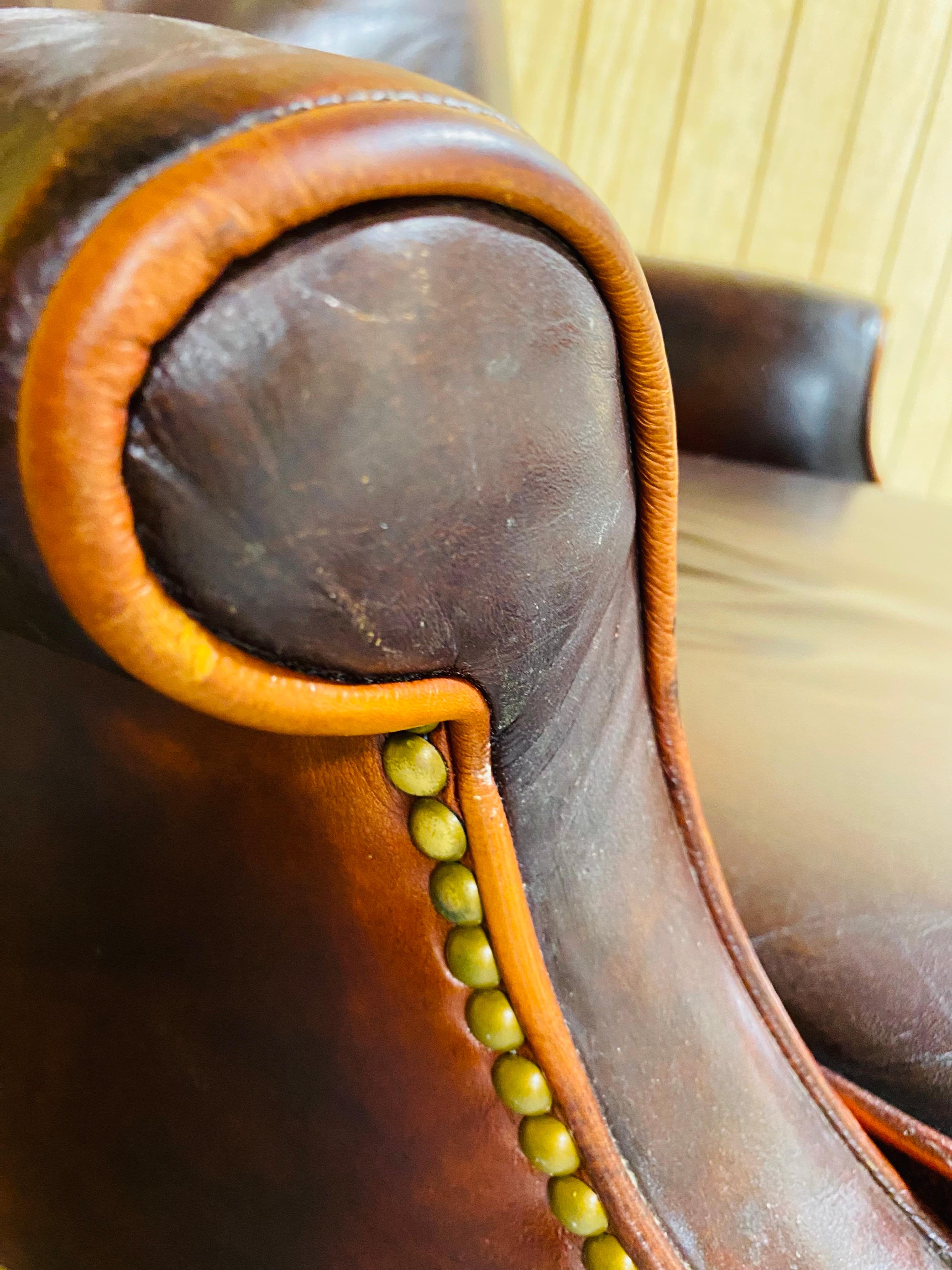 Classique américain Fauteuil club vintage en cuir brun foncé patiné par les intempéries, de style classique