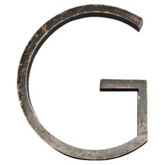 Emblème mural lettre G en métal vieilli
