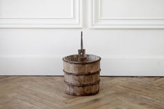 Vintage Eimer aus verwittertem Holz mit Metallgriff