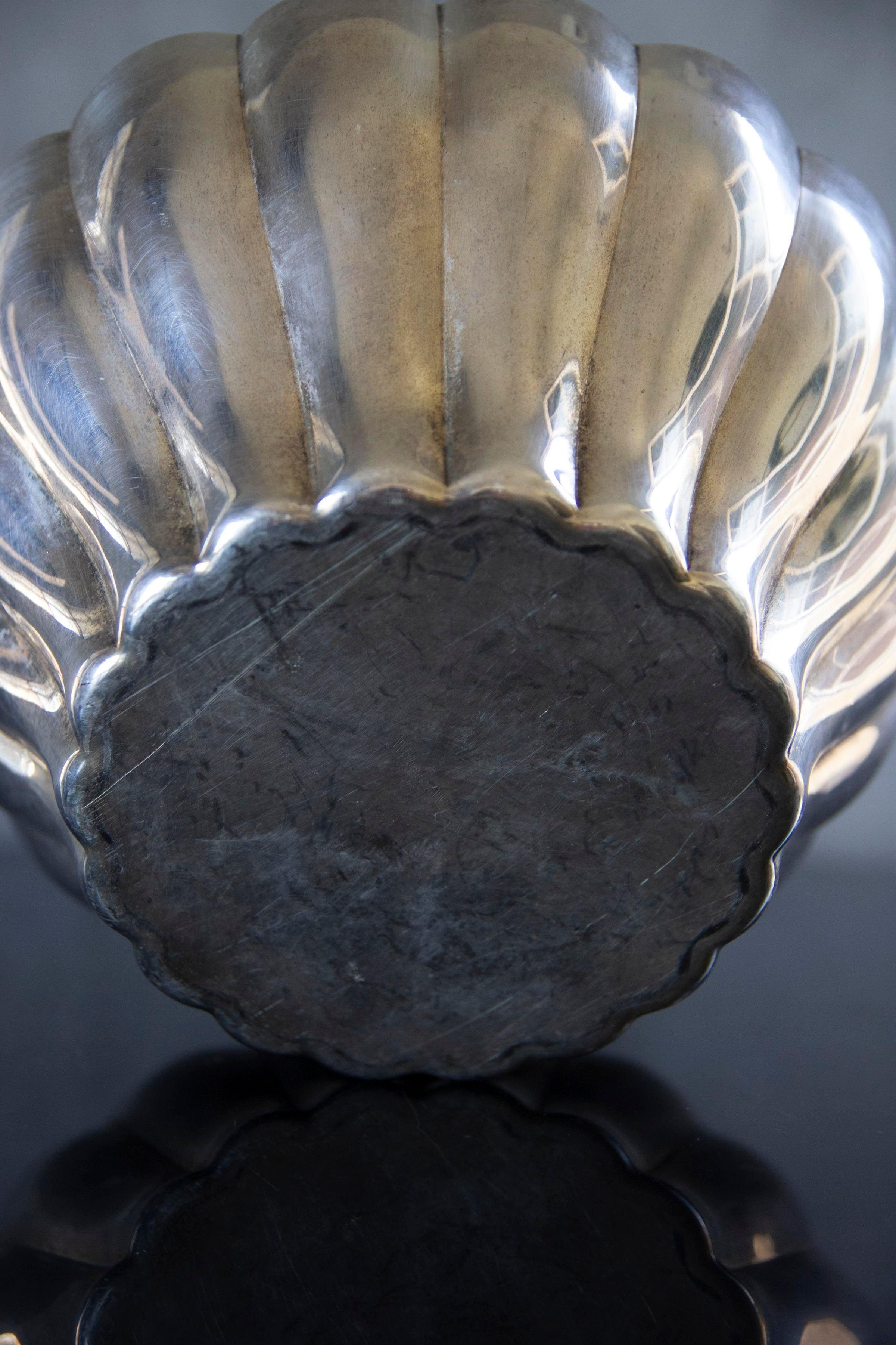 Vintage Webster Wilcox Silver Plated Bowl With Scalloped Edges In Good Condition For Sale In Los Angeles, CA