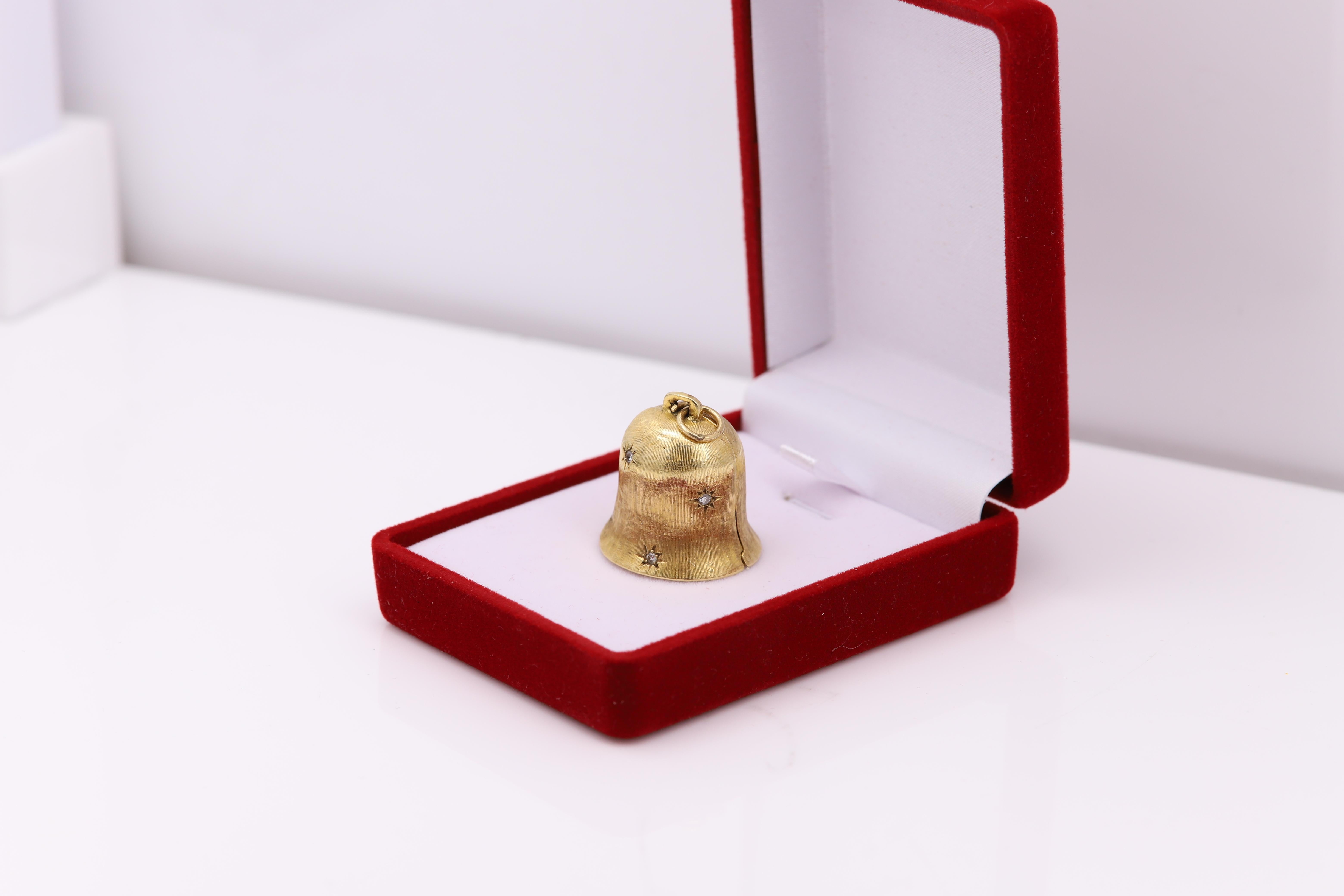Sammlerstück
Vintage Hochzeit / Charme Glocke
öffnen, um das verheiratete Miniaturpaar zu sehen, das einen Diamanten hält
Diamanten auch auf der Außenseite
alle aus 14k Gelbgold gefertigt
circa 1940er Jahre
gebraucht in relativ gutem Zustand für