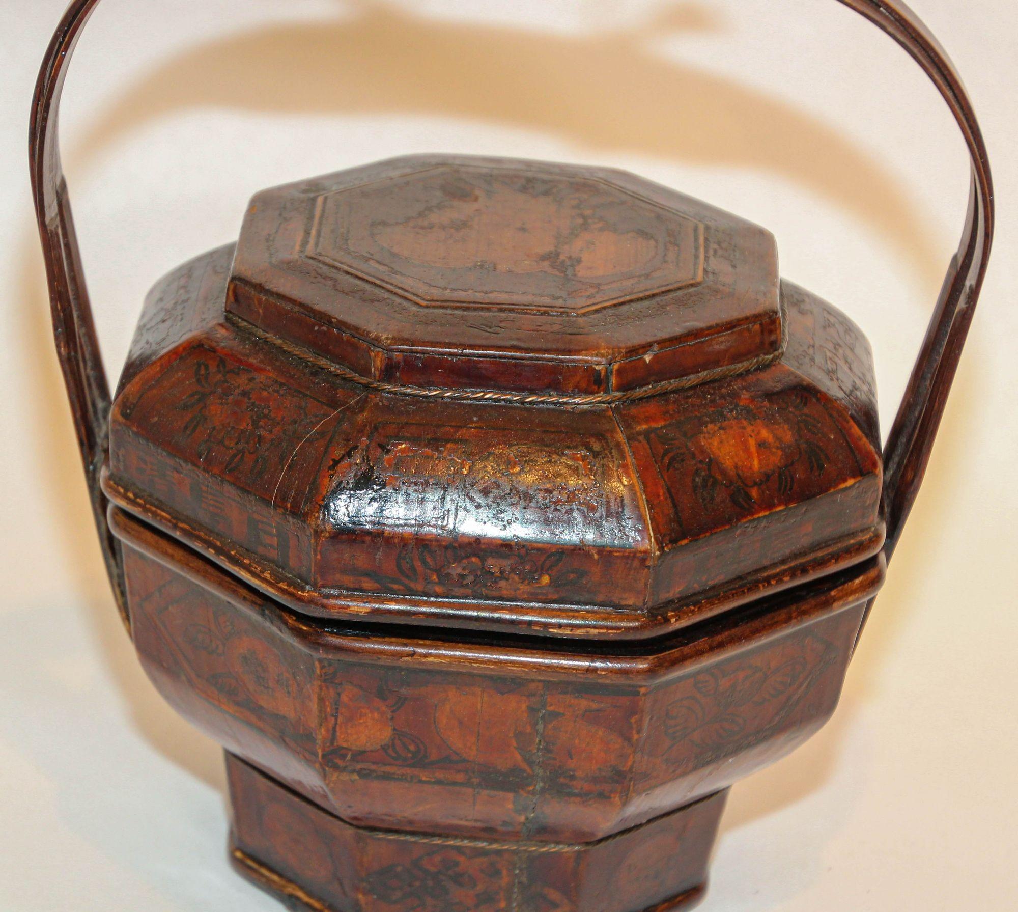 Vintage Chinese wedding red, brown and black lacquer basket hand painted with floral frieze.
Decorative octagonal Chinese basket often known as a wedding basket, created in China during the late Qing Dynasty period in the early years of the 20th