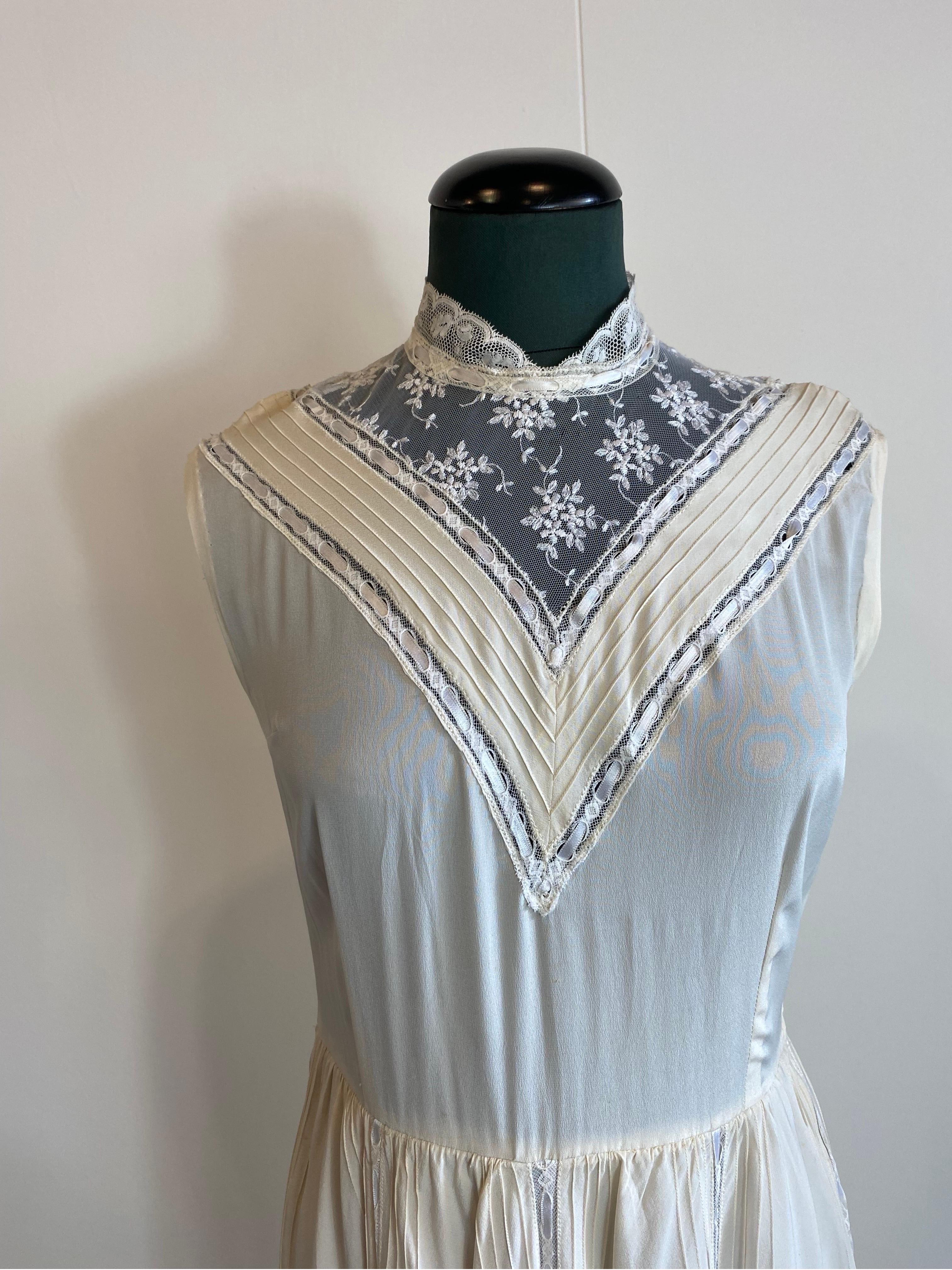 Vintage wedding dress
With lace. No composition label we think it is silk.
Side zip.
It is in good overall condition
It shows signs of normal use and some stains due to the fact that it is white and due to age. A mother-of-pearl button is missing on
