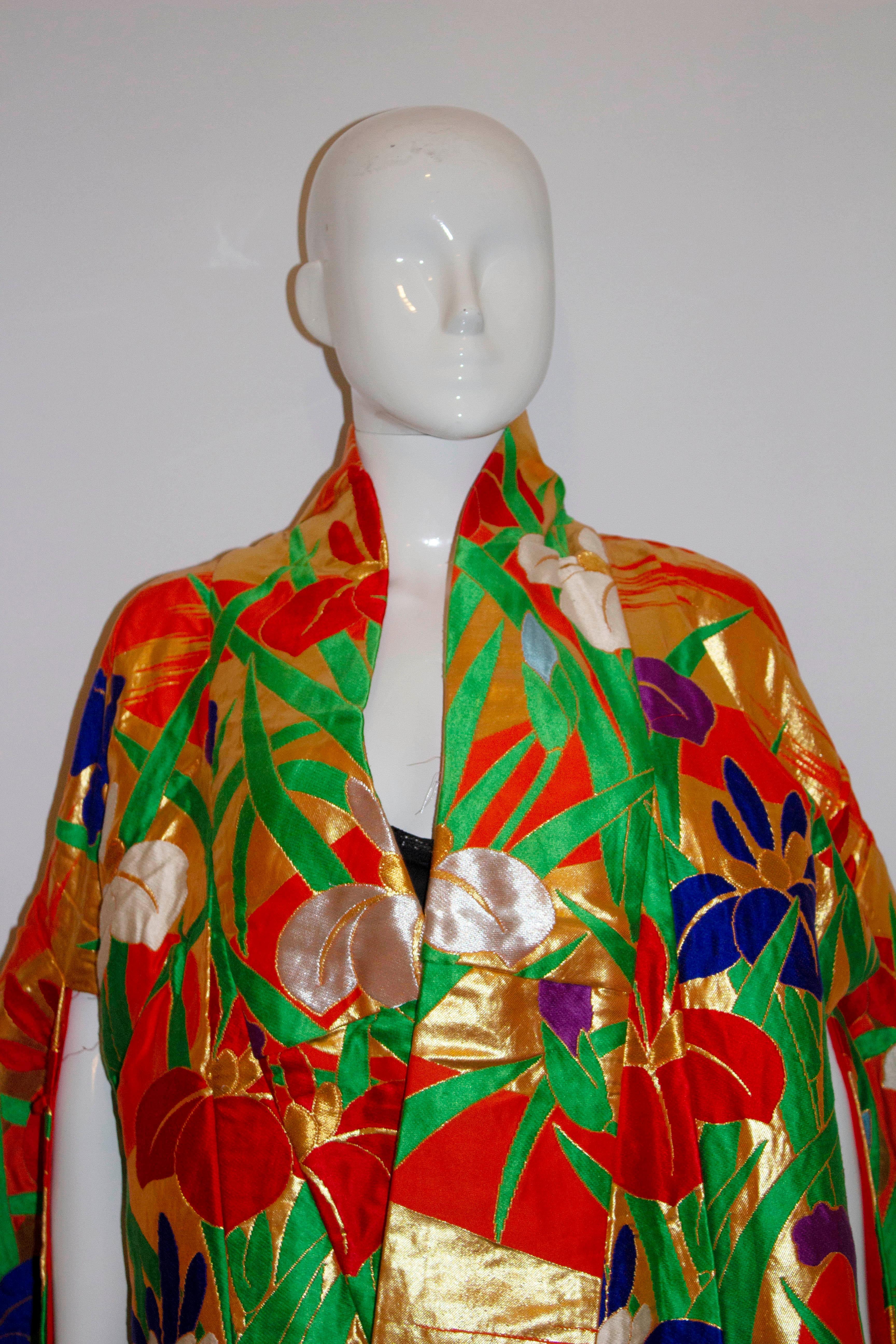 Rouge Kimono de mariée vintage avec motif iris en vente
