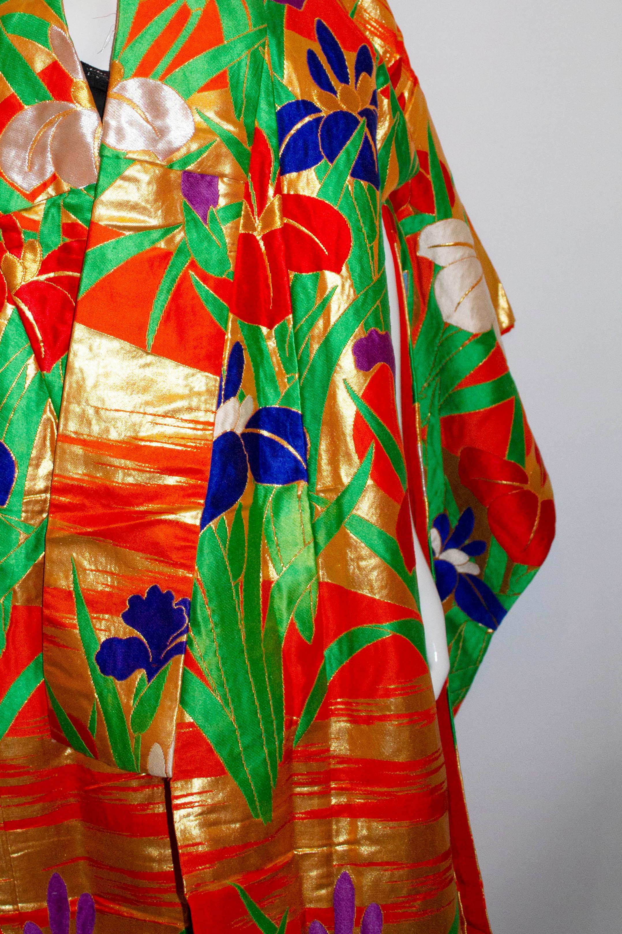 Vintage Wedding Kimono with Iris Design In Good Condition For Sale In London, GB