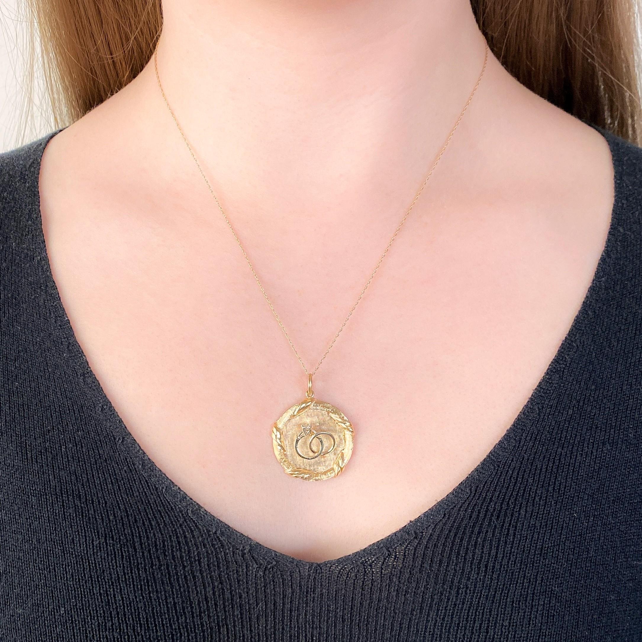 Donna Ciondolo con anello nuziale vintage in oro 14k in vendita