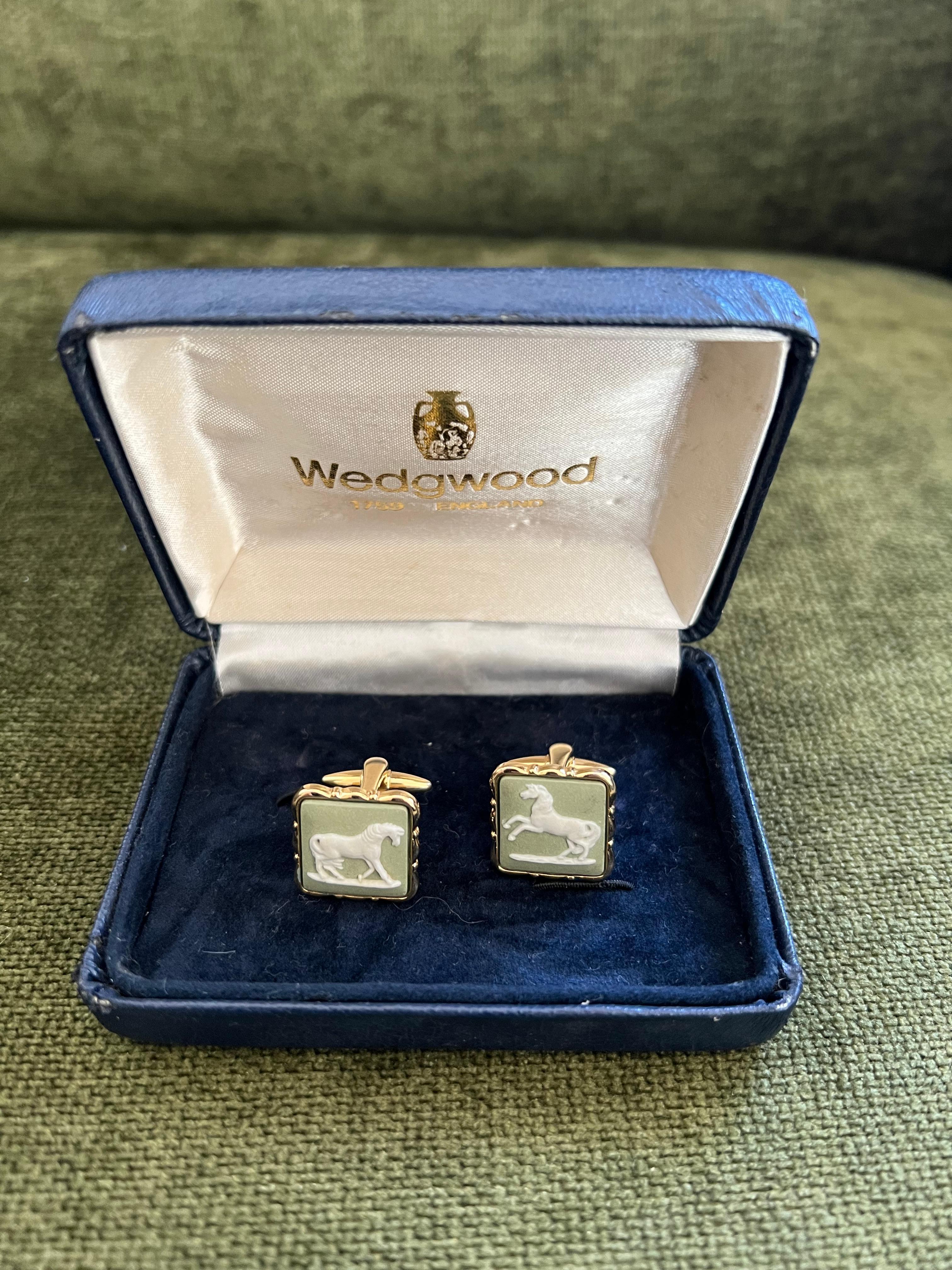 Manschettenknöpfe Vintage Wedgwood Britisch Royal Gold Plate & Grün Jaspis OriginalCase (Antiker Kissenschliff) im Angebot