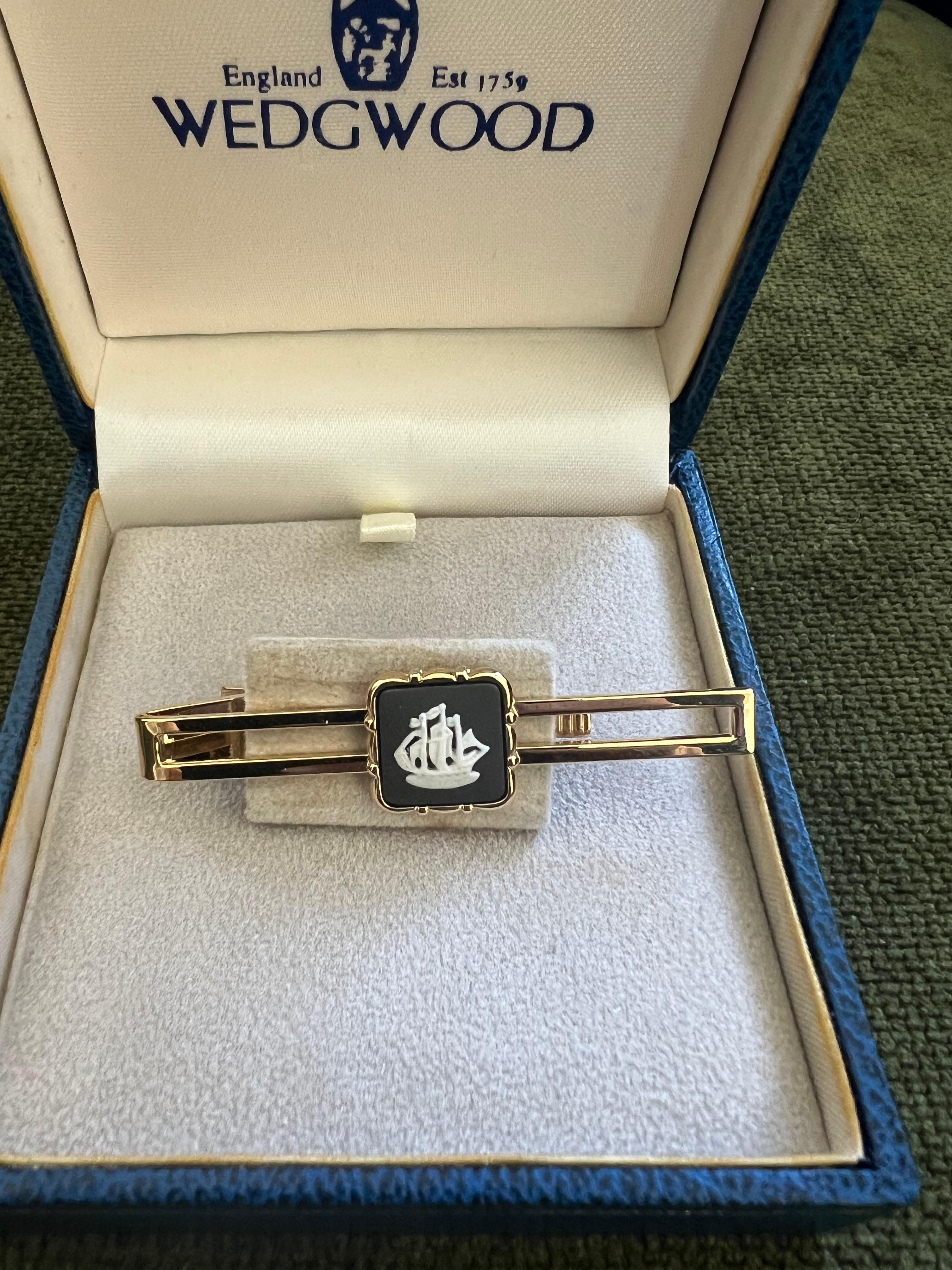 Pasador de Corbata Vintage Wedgwood British Royal Gold Plate & Jasper En Estuche Original
Náutica

Alfiler de corbata vintage Wedgwood British Royal
Funda original de terciopelo gris y satén azul champán  
Alrededor de 1960
Placa de oro 

Gemelos