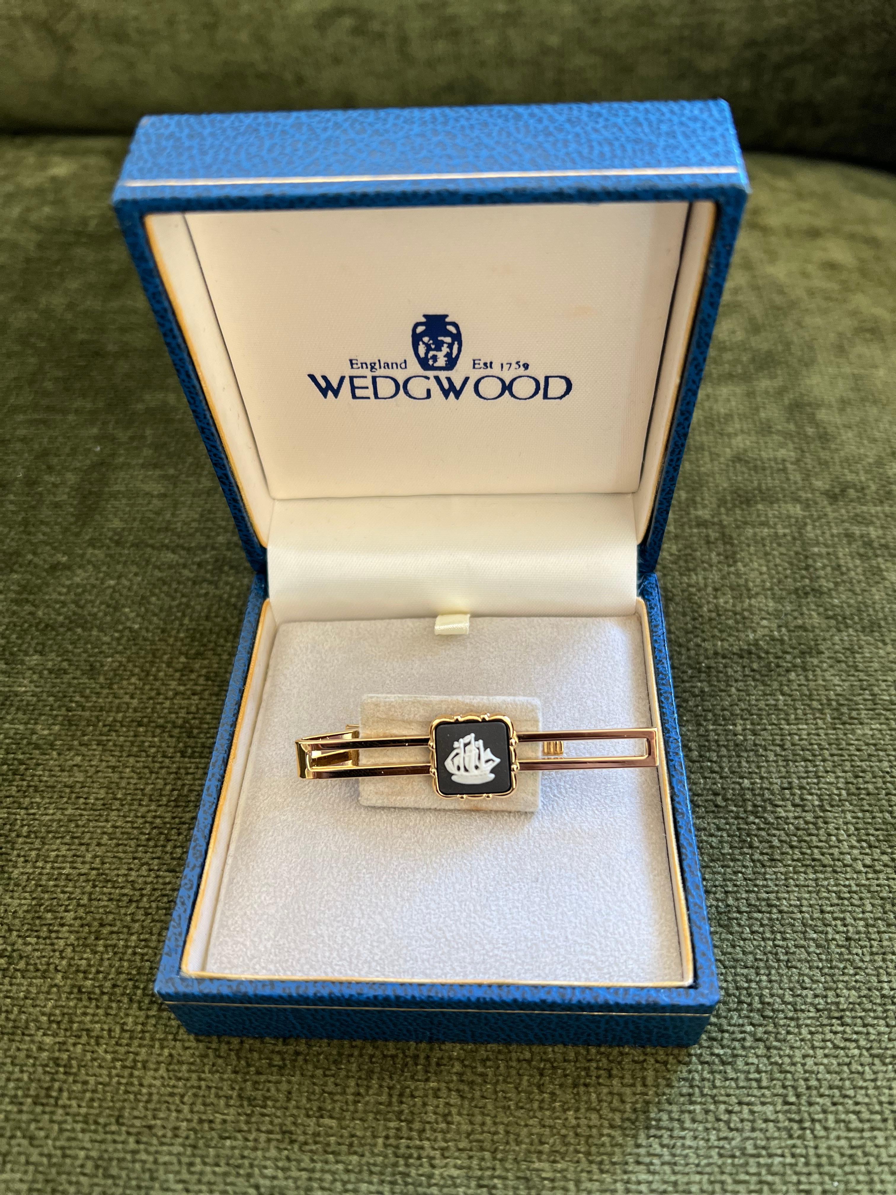 Pasador de Corbata Vintage Wedgwood British Royal Gold Plate & Jasper Estuche Original 1960 en Excelente estado para la venta en New York, NY