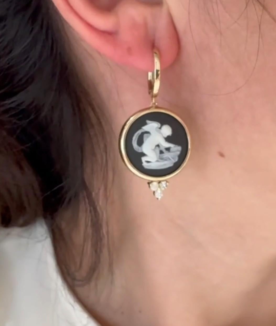 Ohrringe aus 14-karätigem Gelbgold mit zwei runden Wedgwood-Jasperware-Medaillons aus dem 20. Jahrhundert, hinter denen sich jeweils der Stempel 