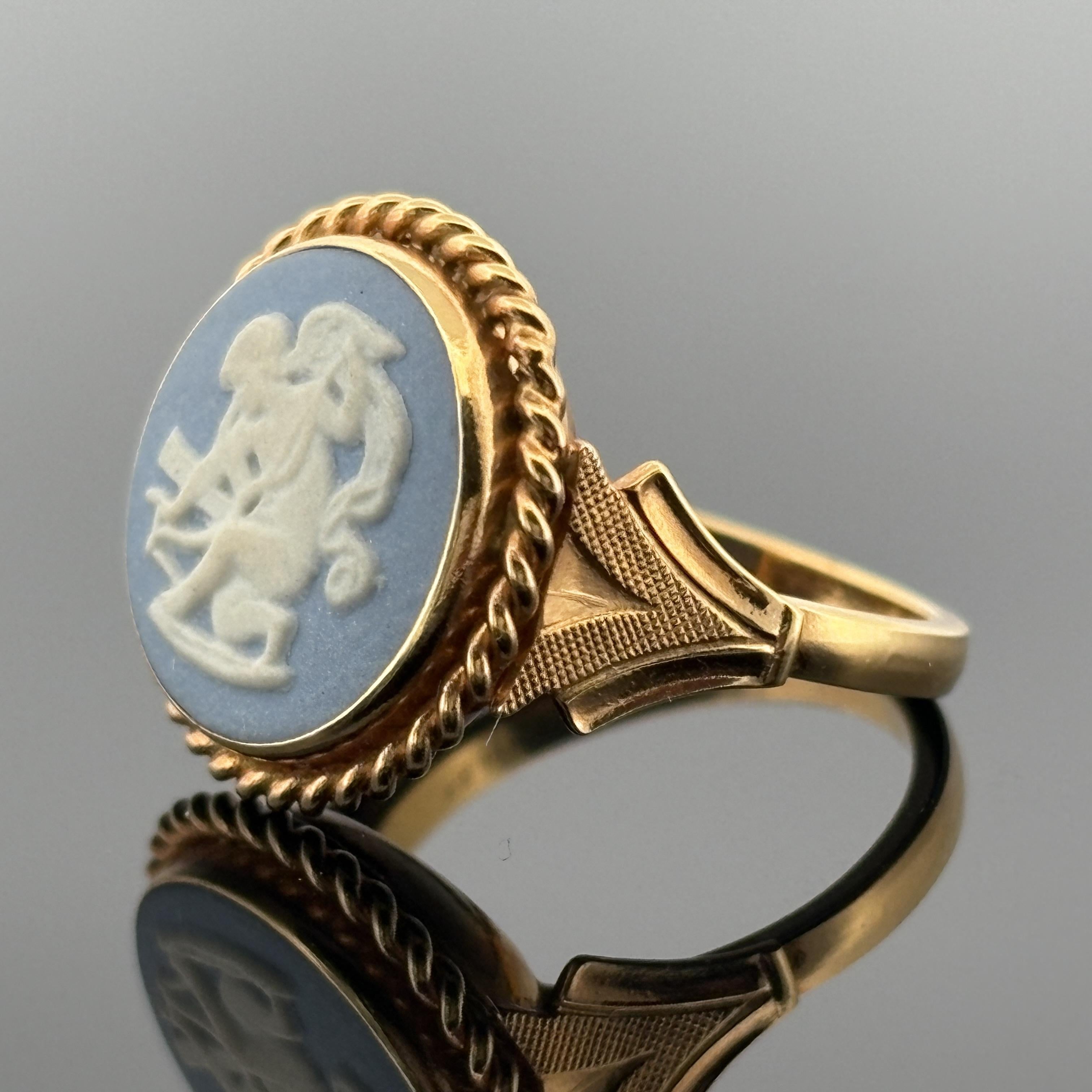 Fabricant : Wedgwood
MATERIAL : Camée en pierre de Jaspe bleue et blanche
Métal : Or jaune 14K
Poids : 4,3 grammes
Dimensions : Le sommet mesure 16,35 mm de diamètre
Taille de l'anneau : 5.25 (redimensionnable)
Marquages : Le revers du camée porte
