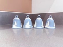 Juego de cuatro campanas navideñas con forma de pingüino de Jasperware de Wedgwood, de 1979