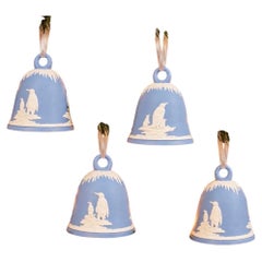 Juego de cuatro campanas navideñas con forma de pingüino de Jasperware de Wedgwood, de 1979