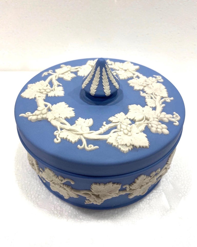 Etched Vintage Wedgwood Jasperware Neoclassical Lidded Box, England, Early 20th C. For Sale