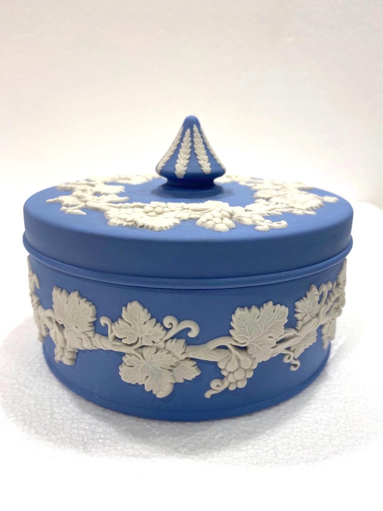 Vintage Wedgwood Jasperware Neoclassical Lidded Box, England, Early 20th C. In Good Condition For Sale In Fort Lauderdale, FL