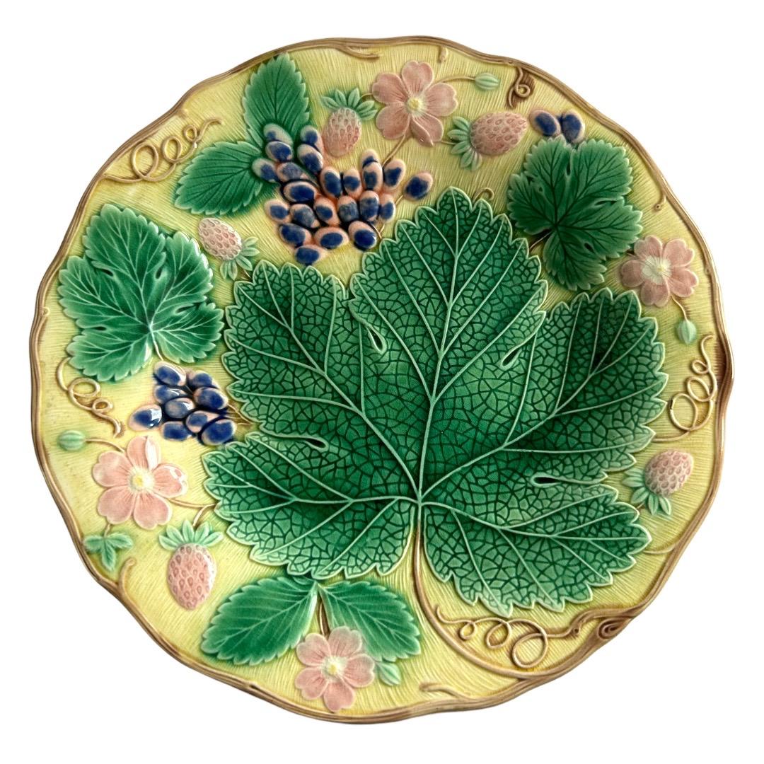 Assiette vintage en porcelaine Wedgwood à motif feuilles, raisins et fraises ~ 9 en vente