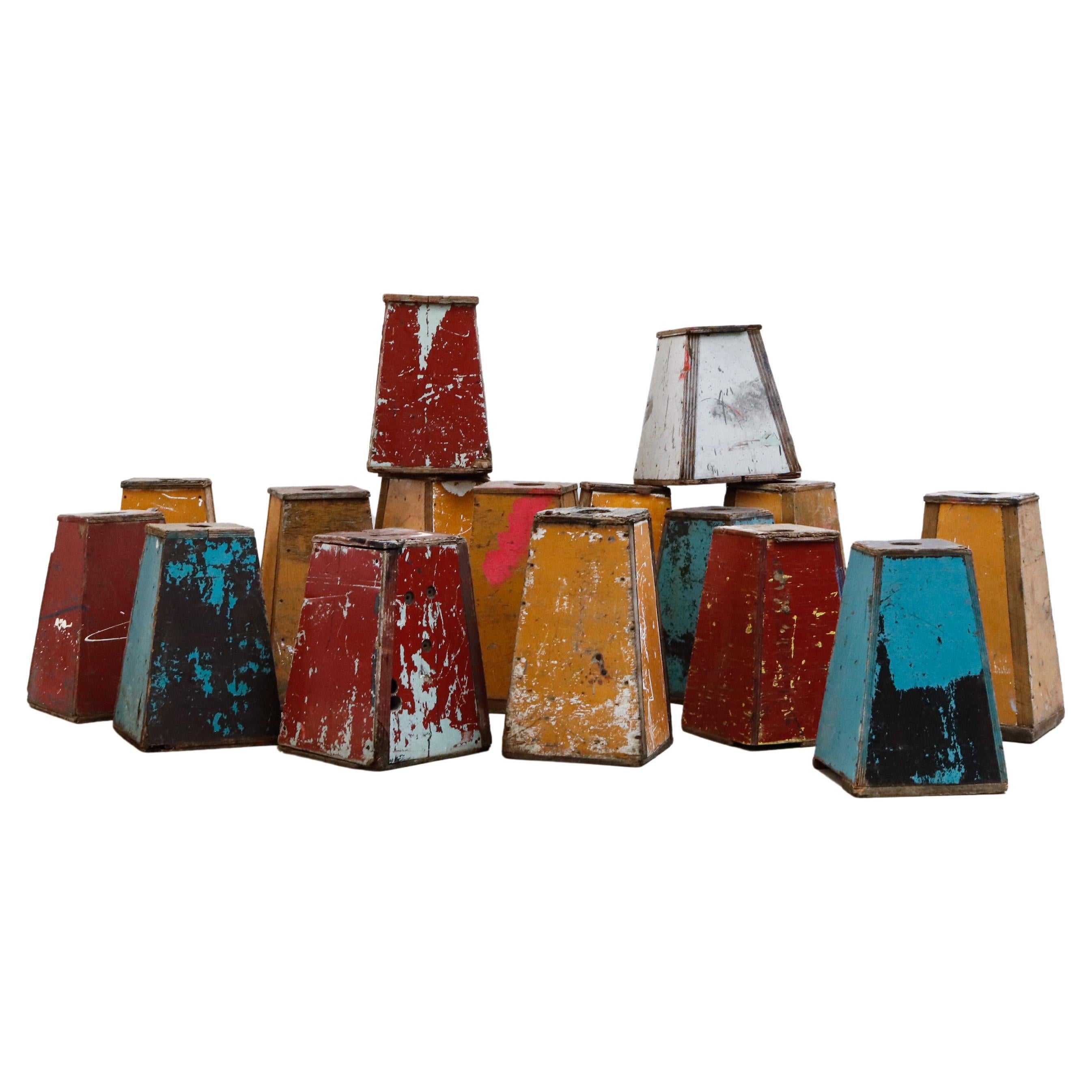 Set von 16 bemalten, gewichtigen Vintage- Strandblöcken aus Holz in verschiedenen Farben
