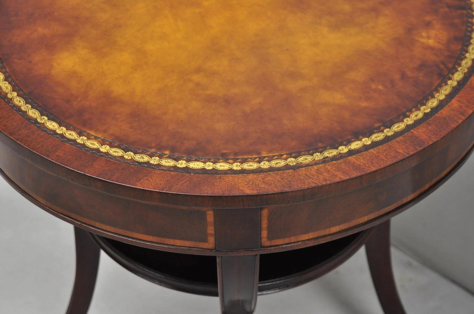 Vintage Weiman French Regency Round Mahogany Leather Top Saber Leg Side Table (Table d'appoint ronde en acajou avec plateau en cuir) en vente 5