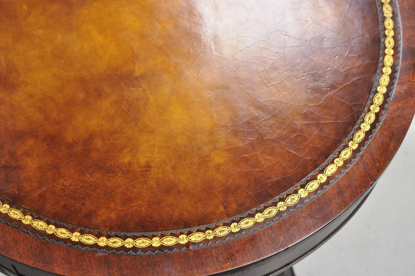 Vintage Weiman French Regency Round Mahogany Leather Top Saber Leg Side Table (Table d'appoint ronde en acajou avec plateau en cuir) en vente 6